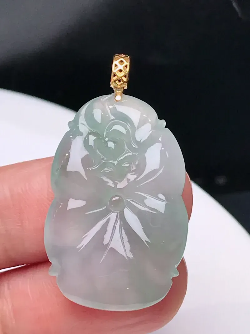 严选推荐 荷叶，老坑冰糯化种荷叶挂件，18k金镶嵌，种水上乘，玻璃光泽。颜色清爽干净，色泽纯正。高性价比，值得入手。裸石规格约29.3-19.5-4.6毫米