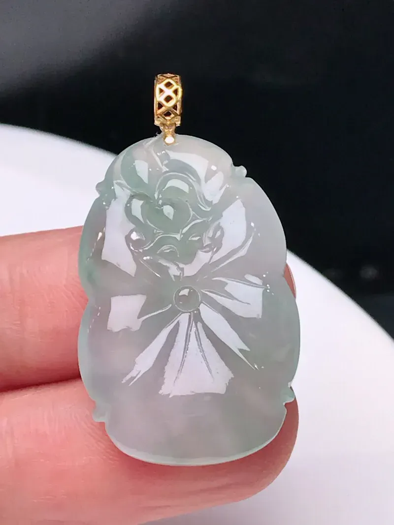 严选推荐 荷叶，老坑冰糯化种荷叶挂件，18k金镶嵌，种水上乘，玻璃光泽。颜色清爽干净，色泽纯正。高性价比，值得入手。裸石规格约29.3-19.5-4.6毫米