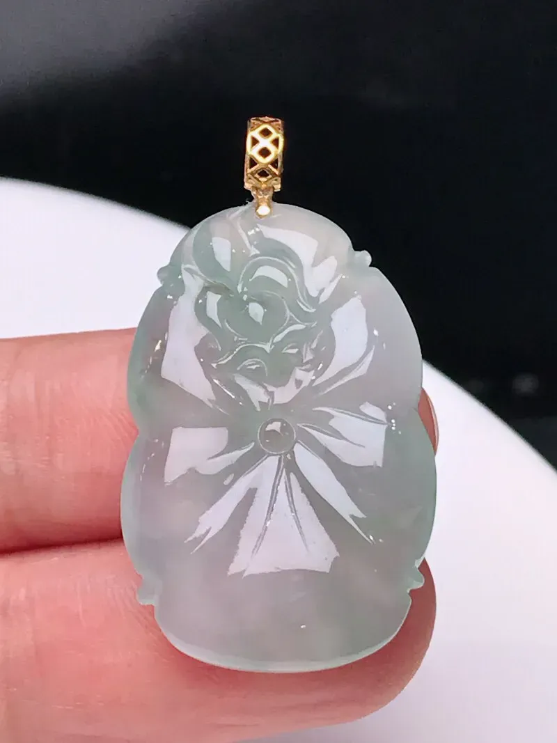 严选推荐 荷叶，老坑冰糯化种荷叶挂件，18k金镶嵌，种水上乘，玻璃光泽。颜色清爽干净，色泽纯正。高性价比，值得入手。裸石规格约29.3-19.5-4.6毫米