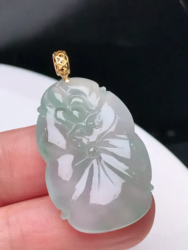 严选推荐 荷叶，老坑冰糯化种荷叶挂件，18k金镶嵌，种水上乘，玻璃光泽。颜色清爽干净，色泽纯正。高性价比，值得入手。裸石规格约29.3-19.5-4.6毫米