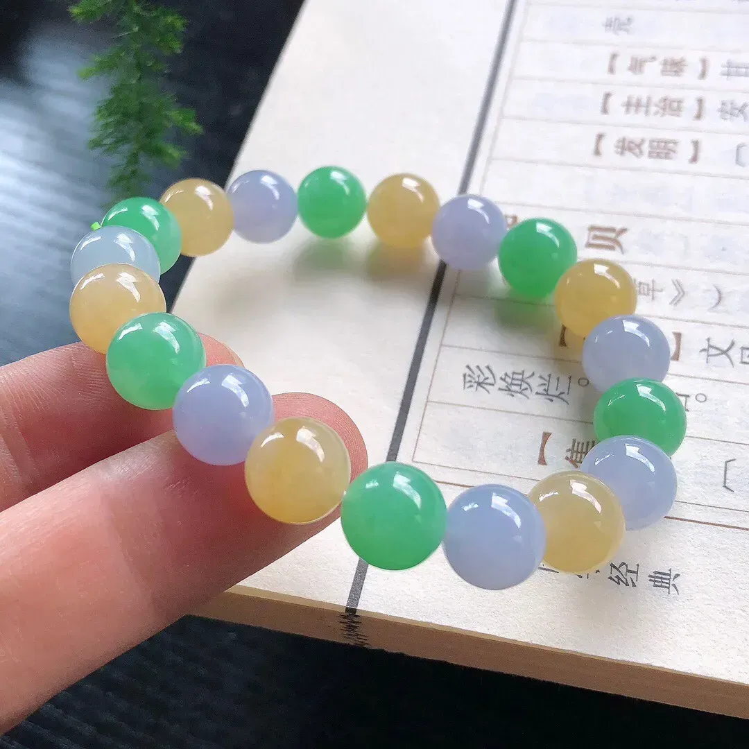 【宝贝】天然翡翠冰润三彩圆珠手串
【尺寸】直径9.9（㎜）19颗
【描述】冰糯种，三彩，玉质温润，颜色迷人，个别轻纹