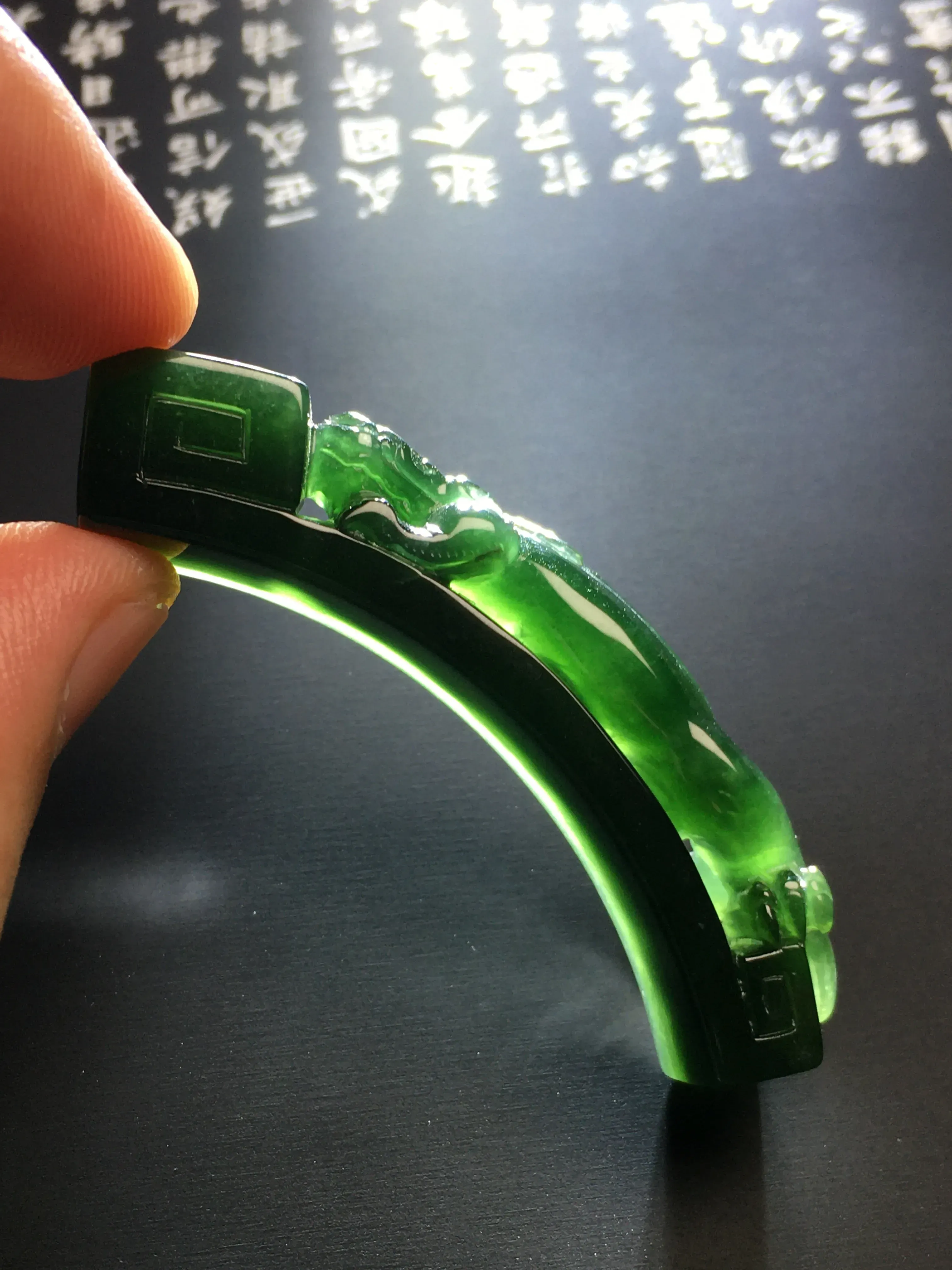糯化种蓝水【螭龙】手牌 雕工精湛 质地细腻 打灯通透 翠色艳丽