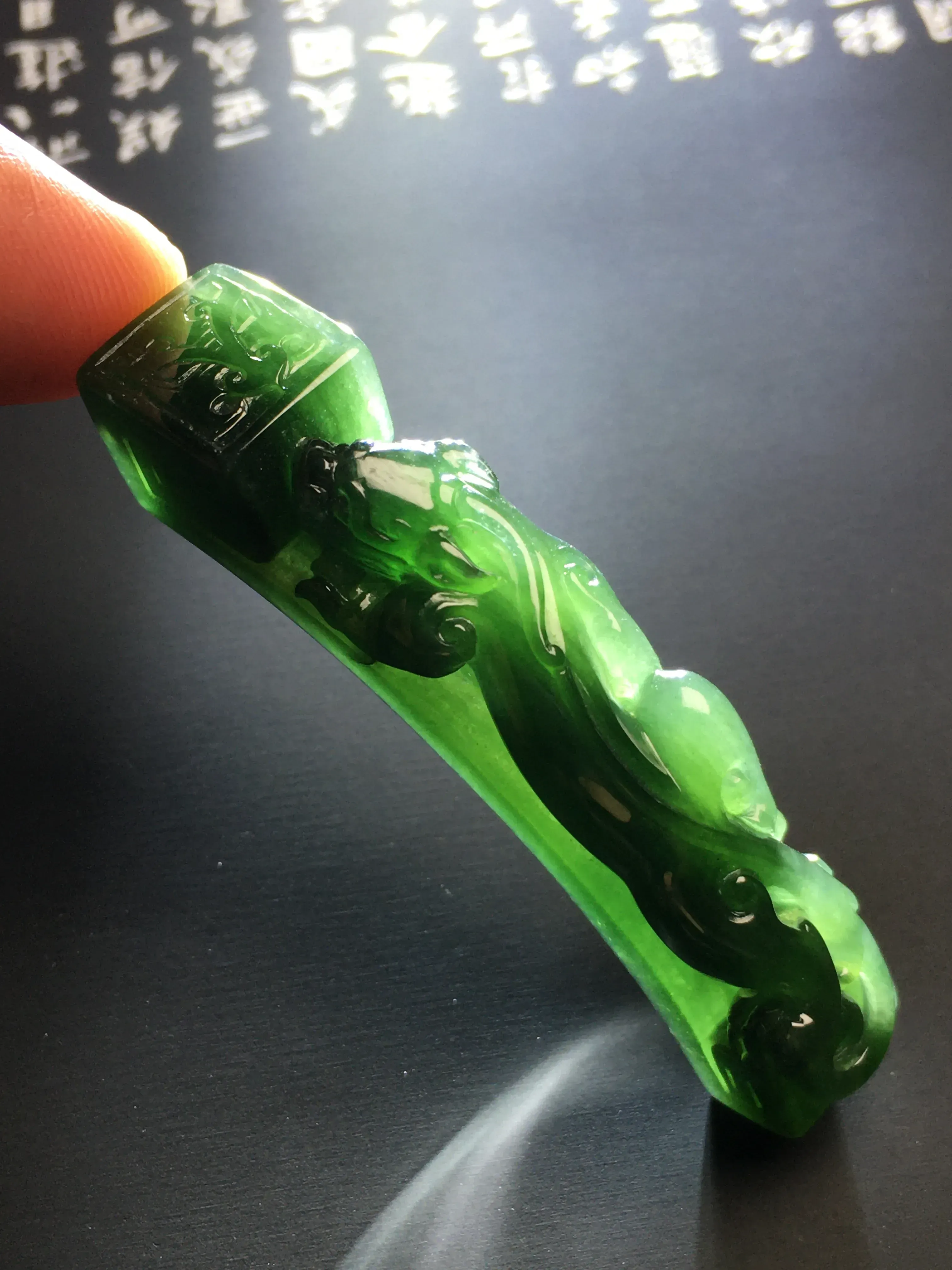 糯化种蓝水【螭龙】手牌 雕工精湛 质地细腻 打灯通透 翠色艳丽