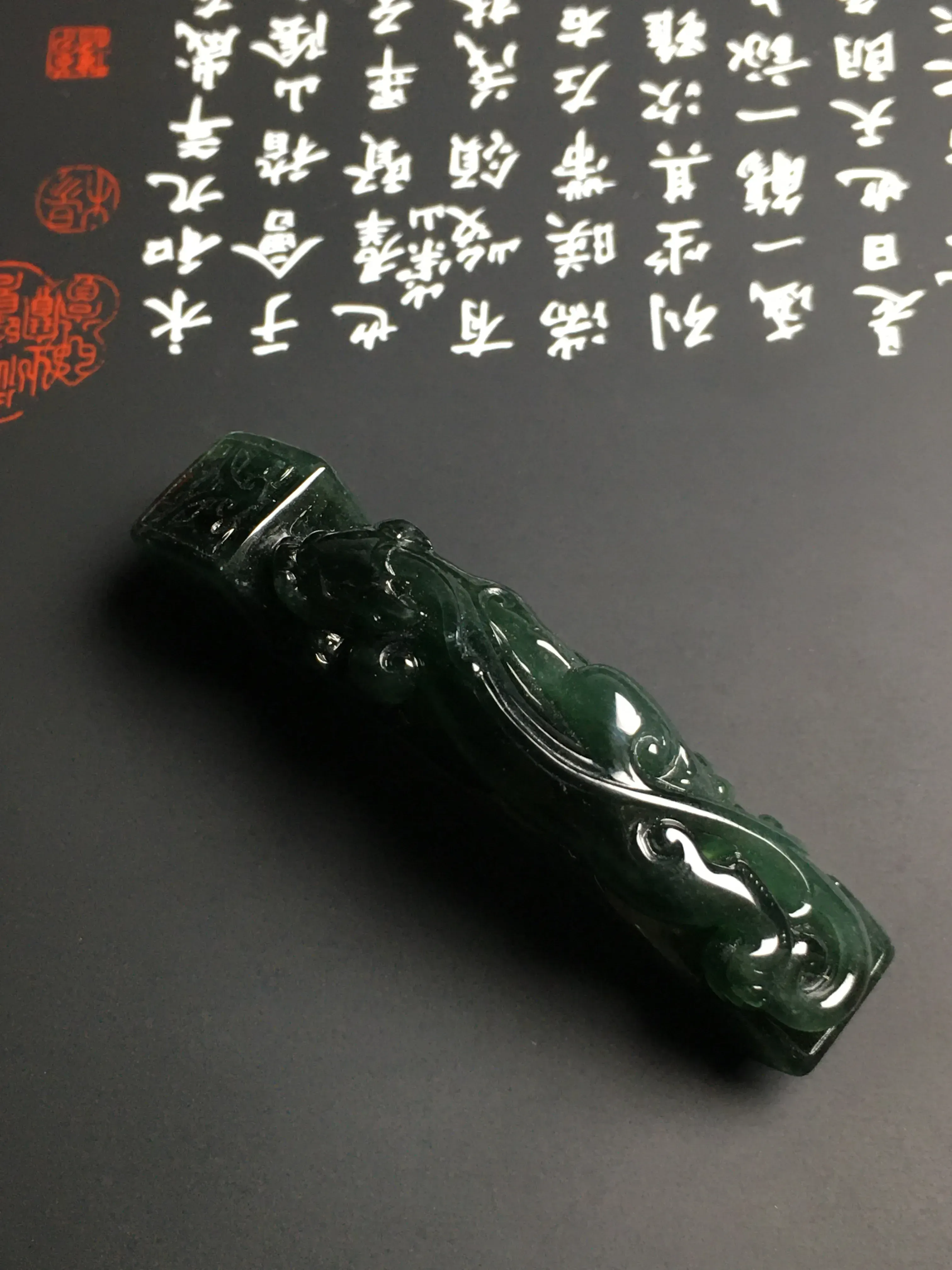糯化种蓝水【螭龙】手牌 雕工精湛 质地细腻 打灯通透 翠色艳丽