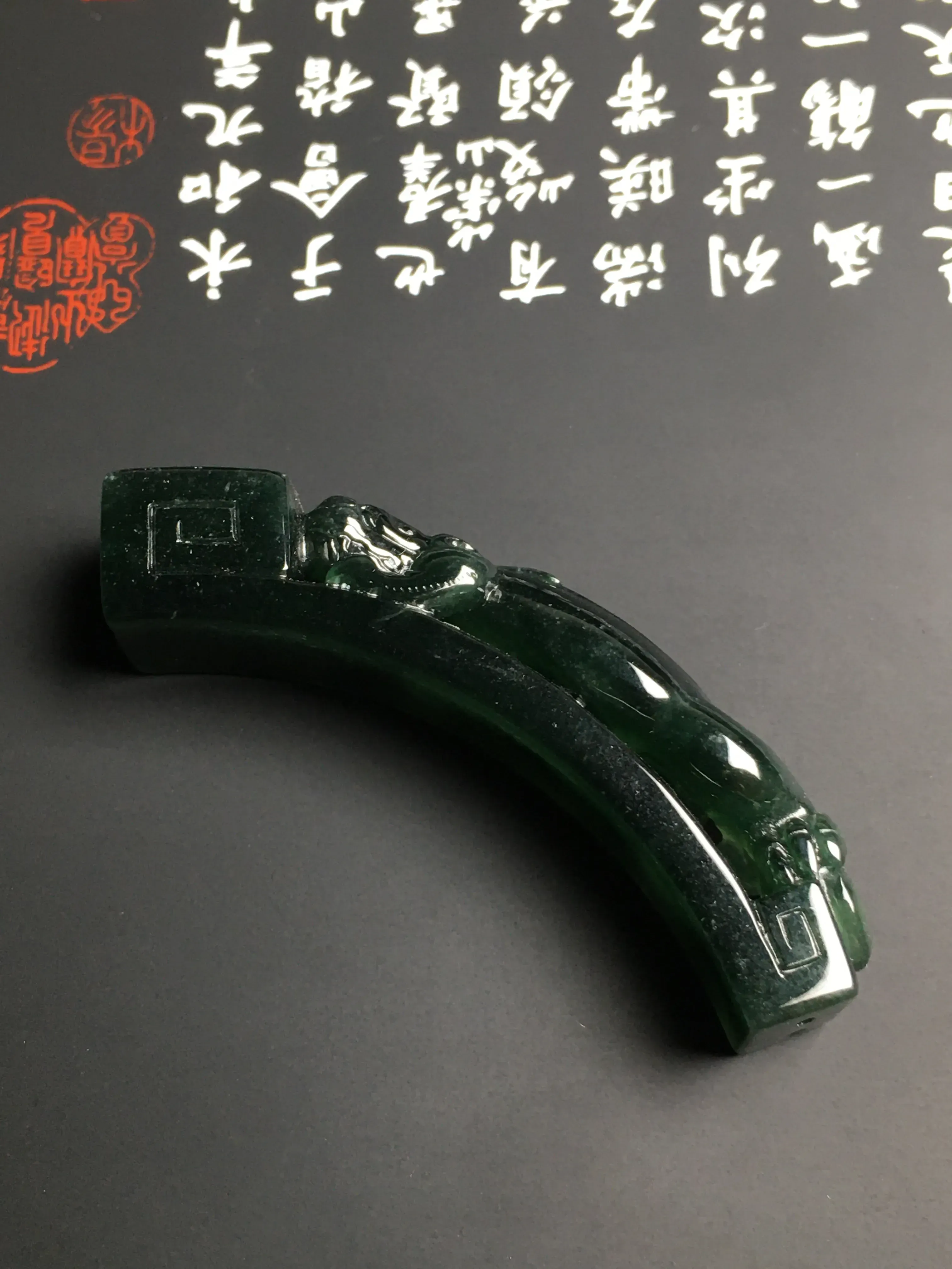 糯化种蓝水【螭龙】手牌 雕工精湛 质地细腻 打灯通透 翠色艳丽