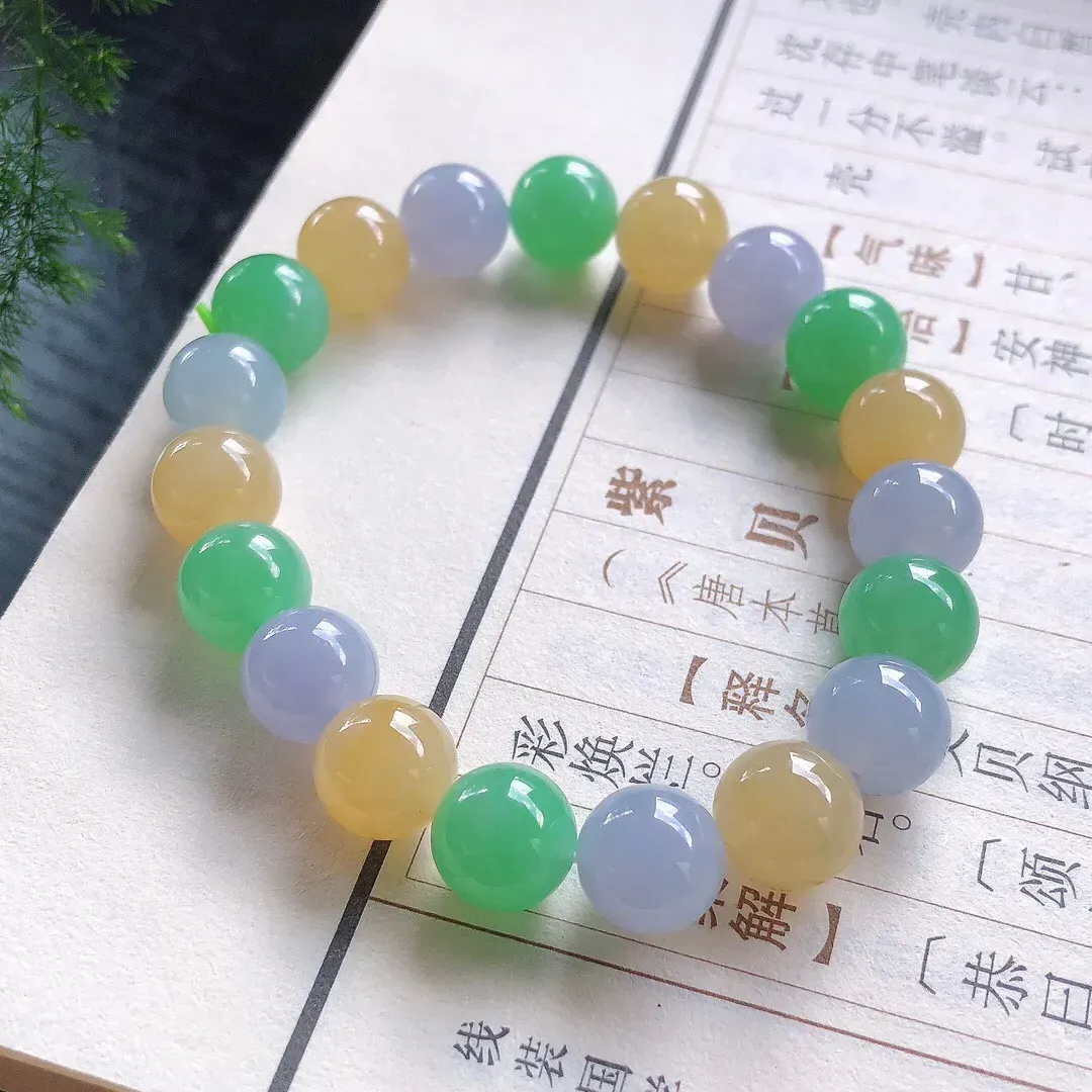 【宝贝】天然翡翠冰润三彩圆珠手串
【尺寸】直径9.9（㎜）19颗
【描述】冰糯种，三彩，玉质温润，颜色迷人，个别轻纹