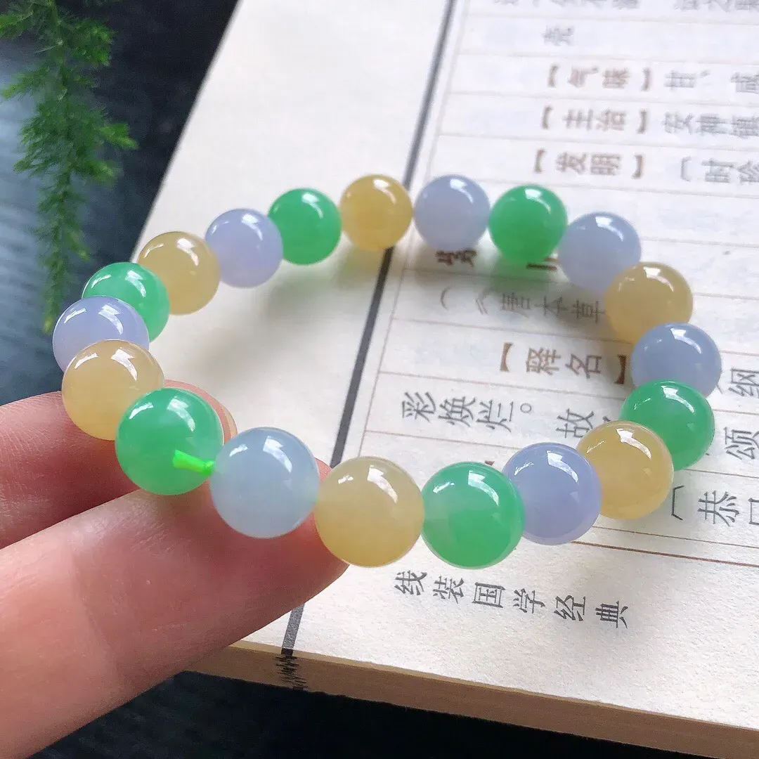 【宝贝】天然翡翠冰润三彩圆珠手串
【尺寸】直径9.9（㎜）19颗
【描述】冰糯种，三彩，玉质温润，颜色迷人，个别轻纹