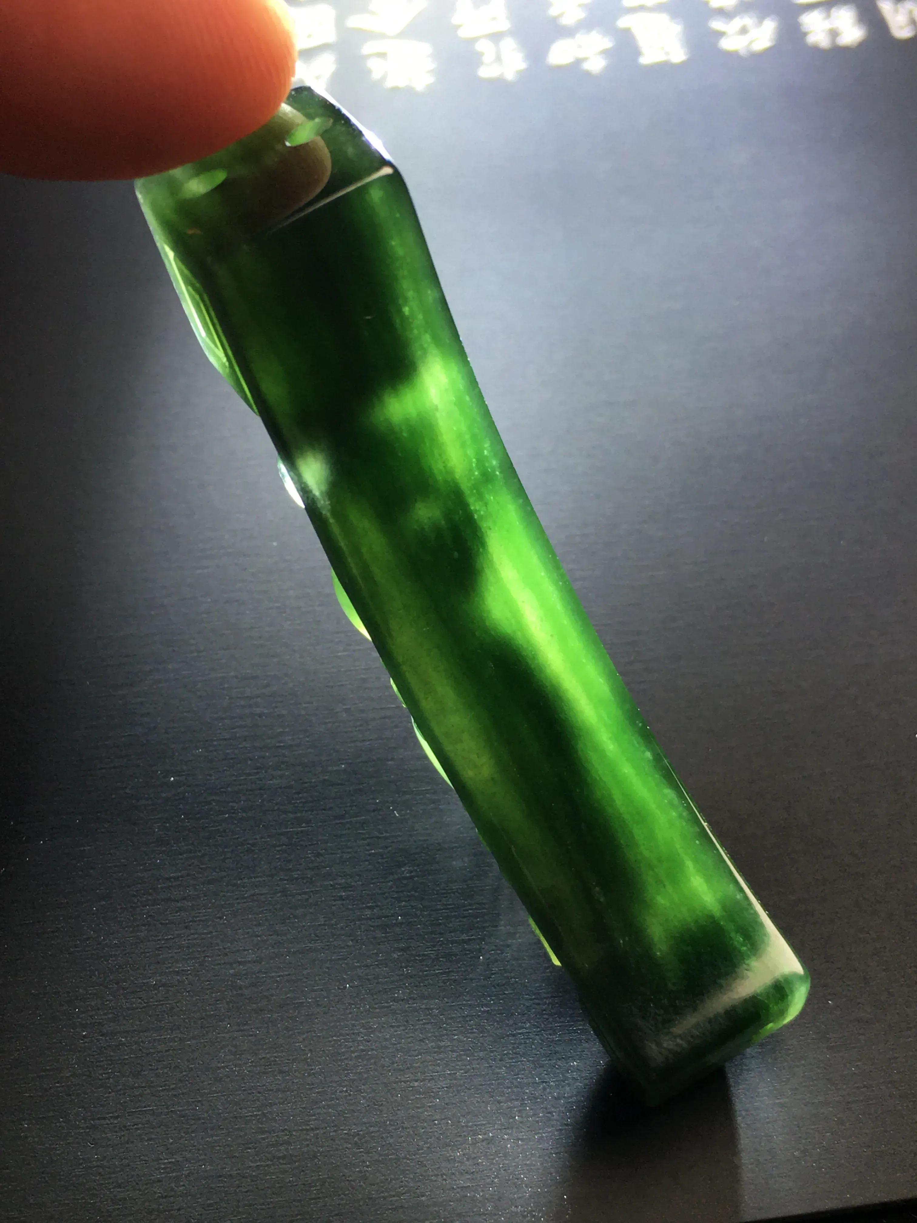 糯化种蓝水【螭龙】手牌 雕工精湛 质地细腻 打灯通透 翠色艳丽