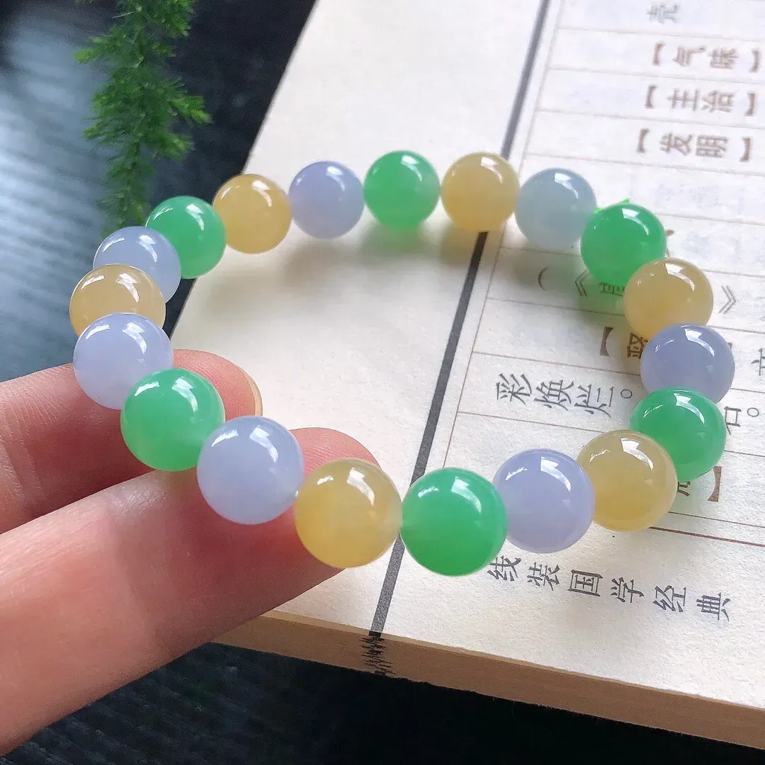 【宝贝】天然翡翠冰润三彩圆珠手串
【尺寸】直径9.9（㎜）19颗
【描述】冰糯种，三彩，玉质温润，颜色迷人，个别轻纹