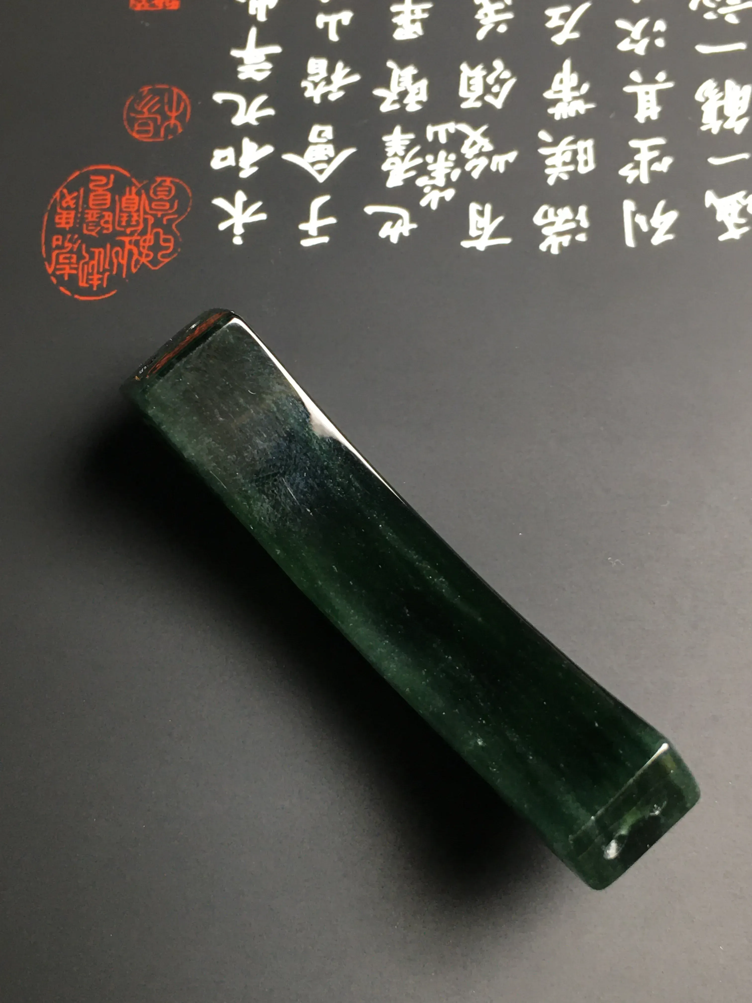 糯化种蓝水【螭龙】手牌 雕工精湛 质地细腻 打灯通透 翠色艳丽