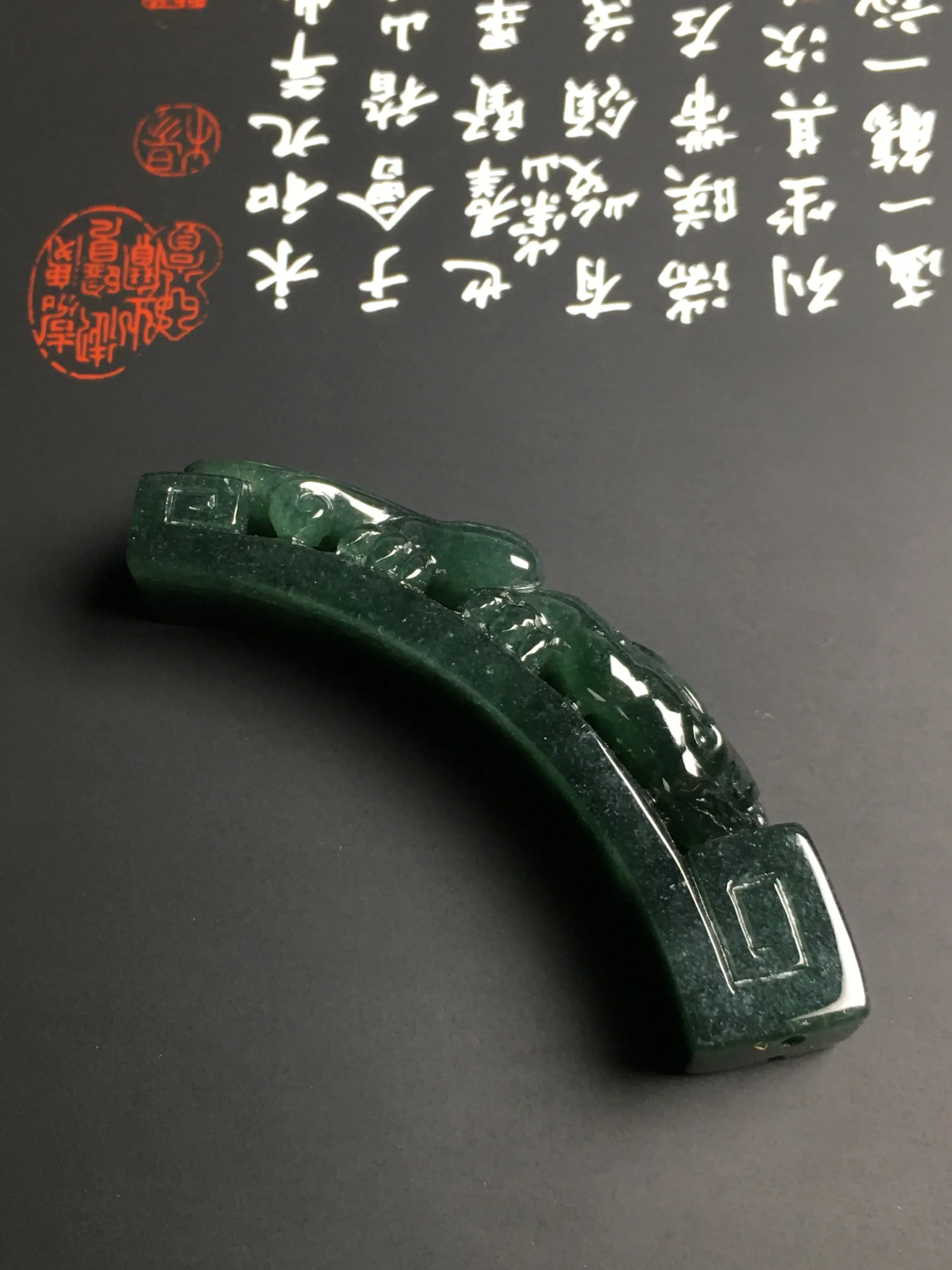 糯化种蓝水【螭龙】手牌 雕工精湛 质地细腻 打灯通透 翠色艳丽