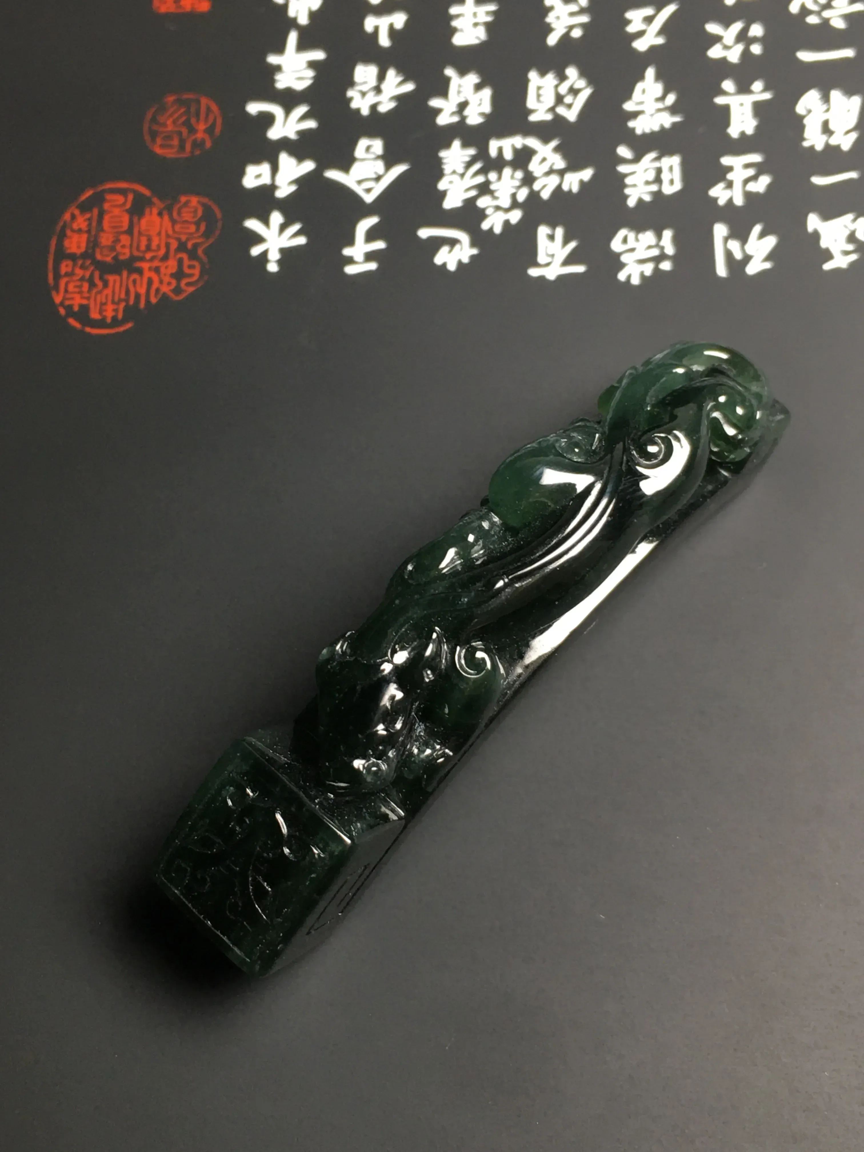 糯化种蓝水【螭龙】手牌 雕工精湛 质地细腻 打灯通透 翠色艳丽