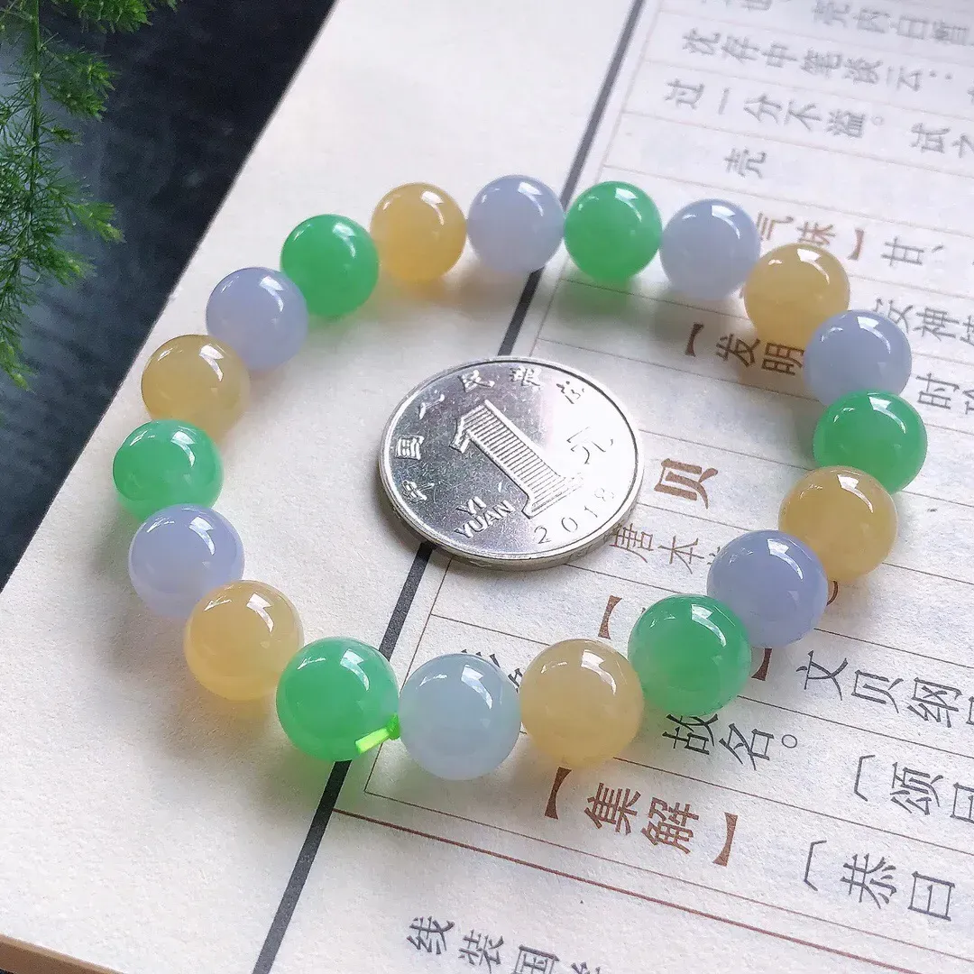 【宝贝】天然翡翠冰润三彩圆珠手串
【尺寸】直径9.9（㎜）19颗
【描述】冰糯种，三彩，玉质温润，颜色迷人，个别轻纹