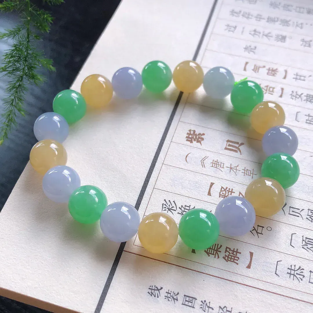 【宝贝】天然翡翠冰润三彩圆珠手串
【尺寸】直径9.9（㎜）19颗
【描述】冰糯种，三彩，玉质温润，颜