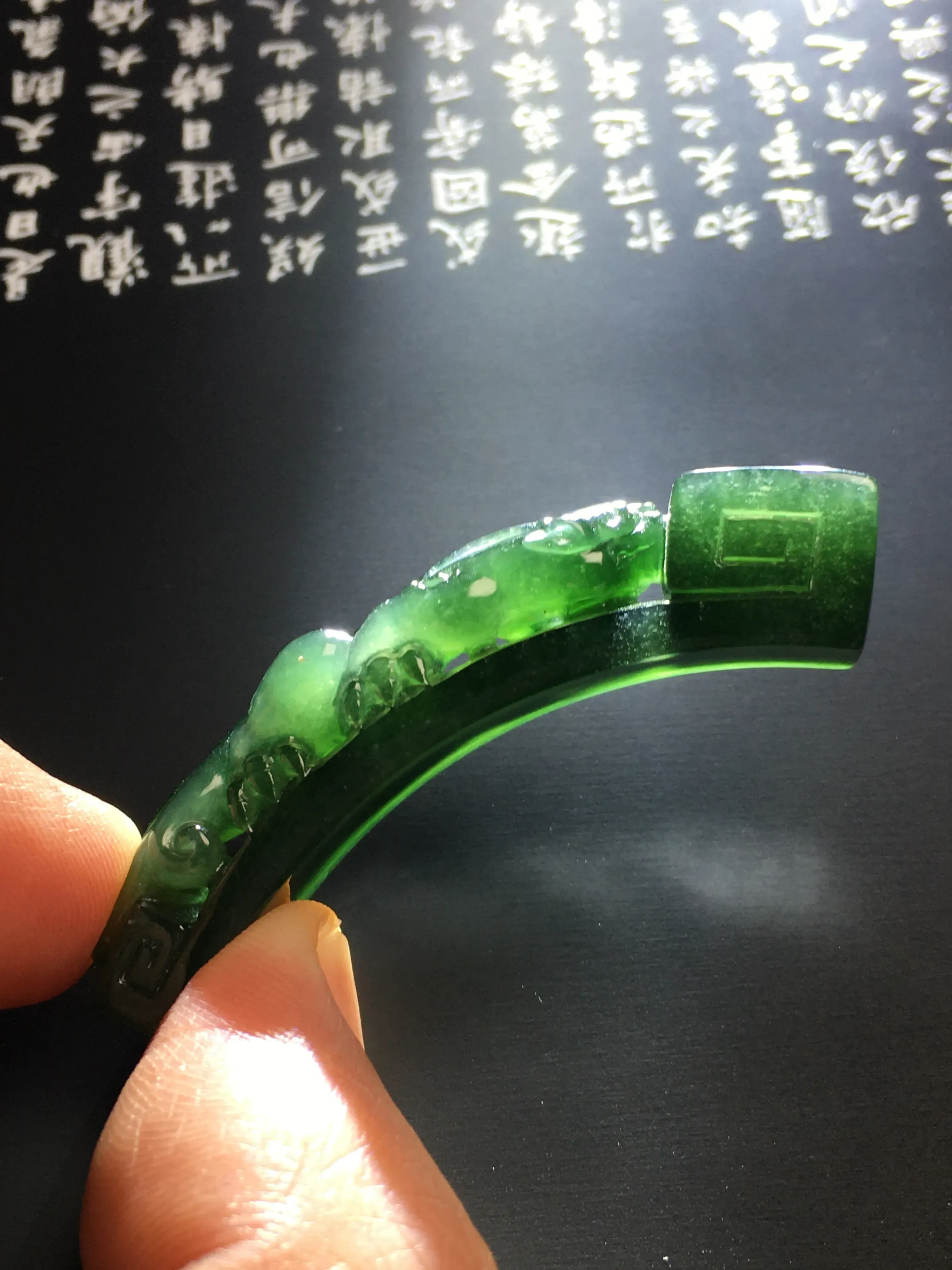 糯化种蓝水【螭龙】手牌 雕工精湛 质地细腻 打灯通透 翠色艳丽