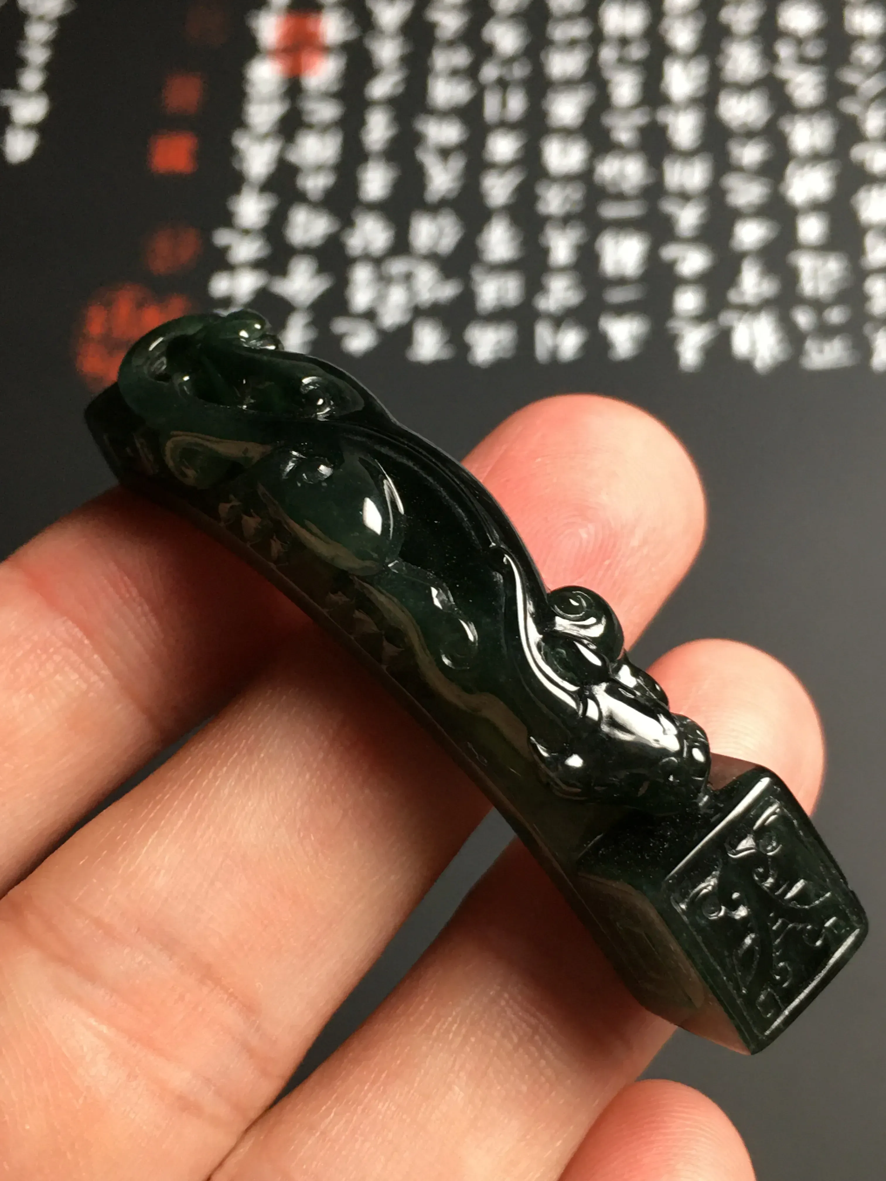 糯化种蓝水【螭龙】手牌 雕工精湛 质地细腻 打灯通透 翠色艳丽
