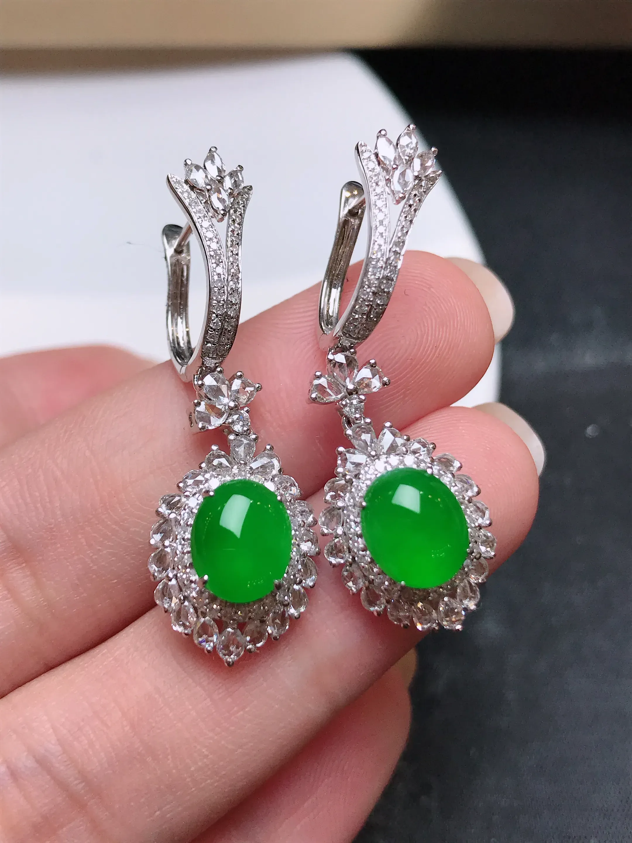 严选推荐 耳坠，老坑玻璃种翡翠满色绿蛋面耳坠，18k金钻精致镶嵌而成，品相佳，佩戴效果佳。种水上乘，冰感十足，盈润通透，起强玻璃光泽。高性价比，值得入手。裸石规格约8.4-6.9毫米