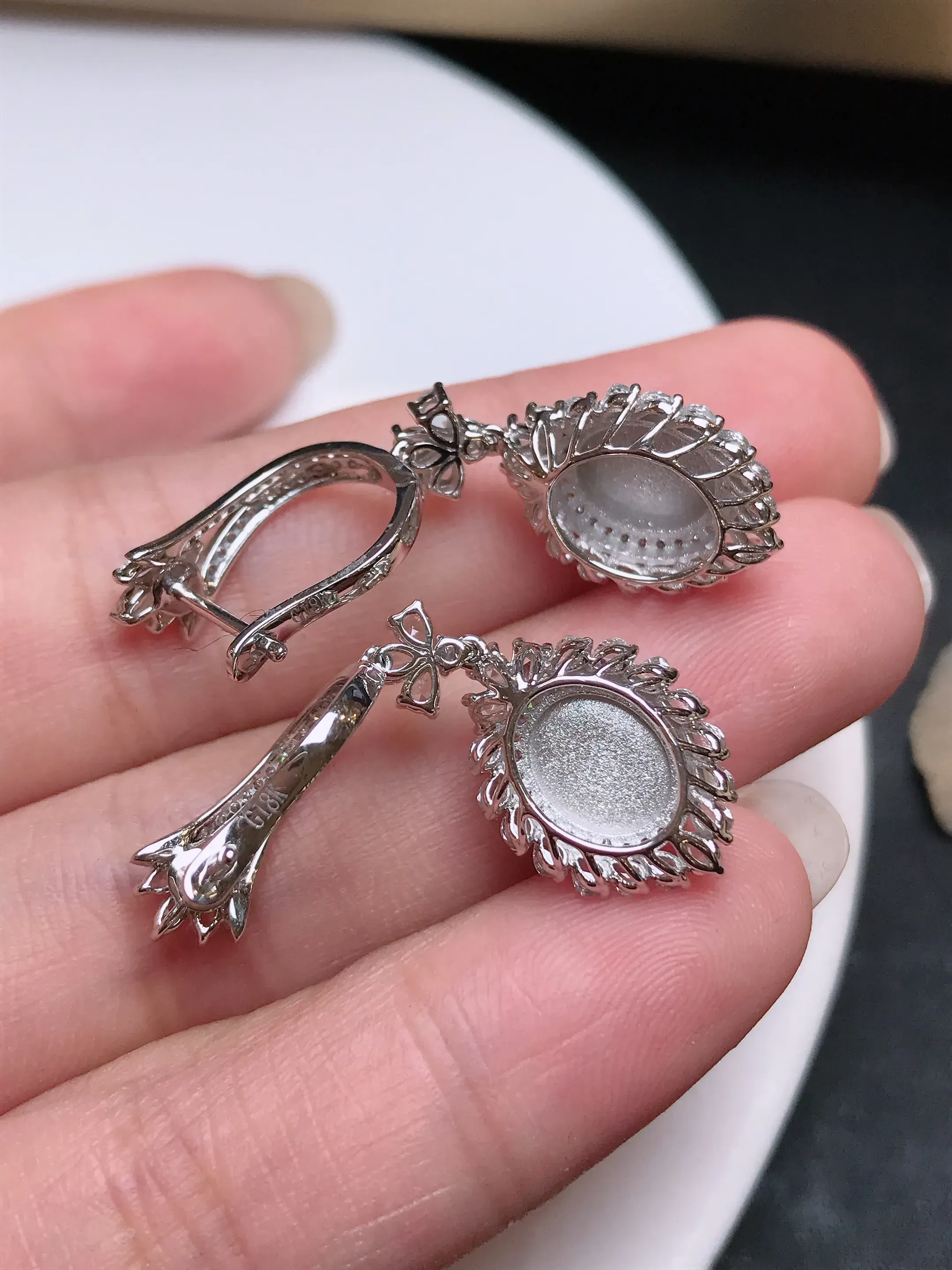 严选推荐 耳坠，老坑玻璃种翡翠满色绿蛋面耳坠，18k金钻精致镶嵌而成，品相佳，佩戴效果佳。种水上乘，冰感十足，盈润通透，起强玻璃光泽。高性价比，值得入手。裸石规格约8.4-6.9毫米