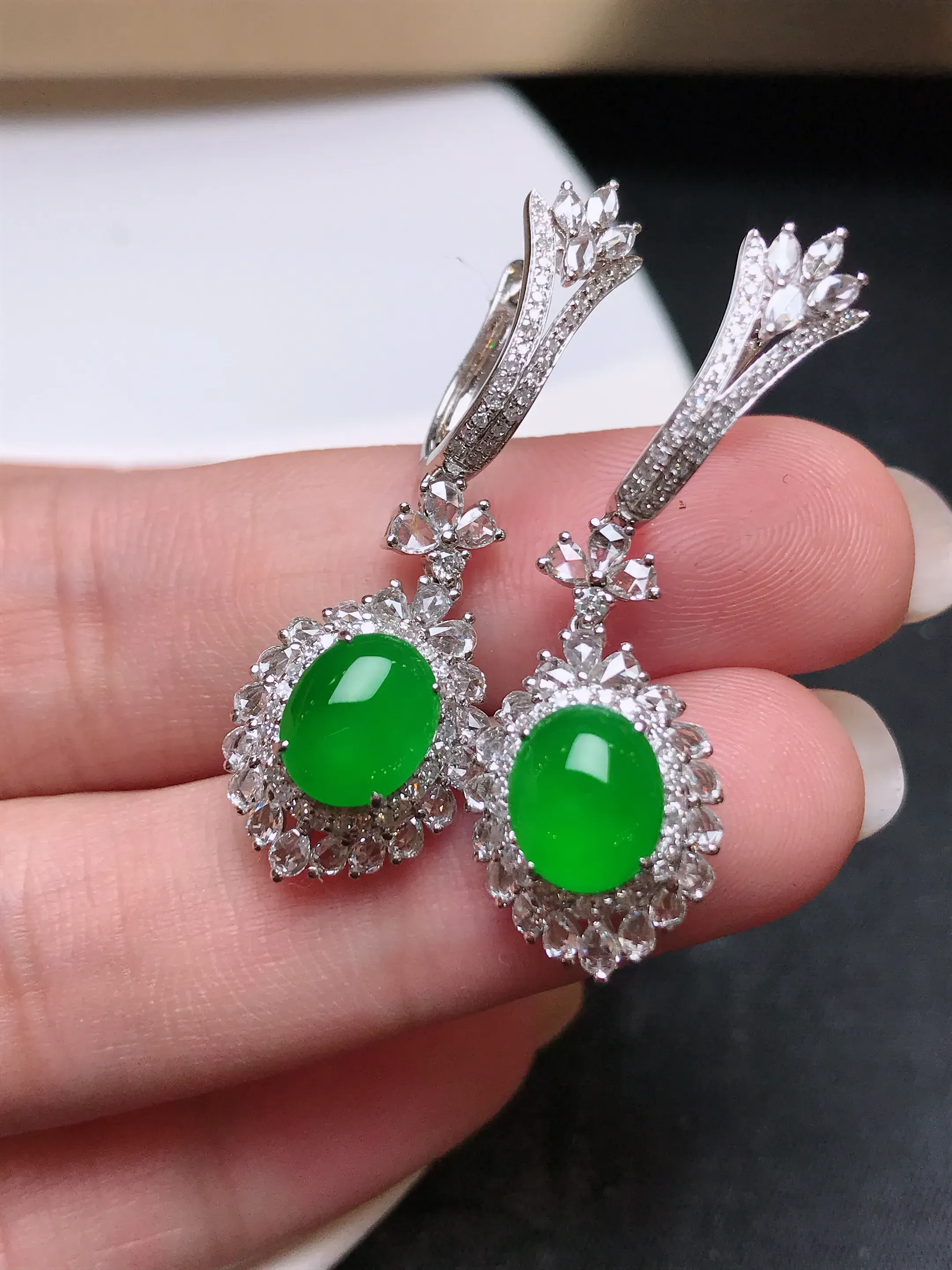 严选推荐 耳坠，老坑玻璃种翡翠满色绿蛋面耳坠，18k金钻精致镶嵌而成，品相佳，佩戴效果佳。种水上乘，冰感十足，盈润通透，起强玻璃光泽。高性价比，值得入手。裸石规格约8.4-6.9毫米