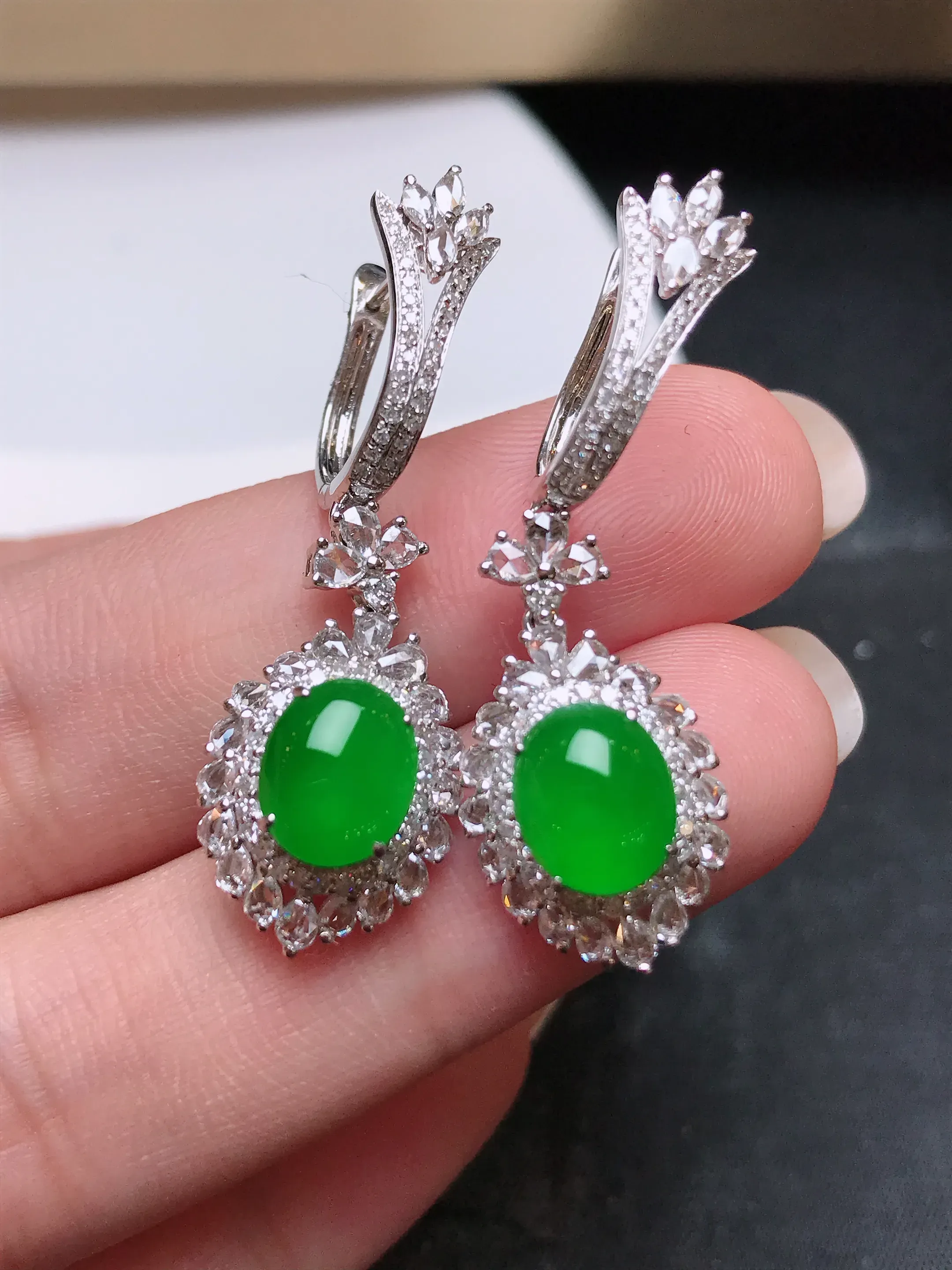 严选推荐 耳坠，老坑玻璃种翡翠满色绿蛋面耳坠，18k金钻精致镶嵌而成，品相佳，佩戴效果佳。种水上乘，冰感十足，盈润通透，起强玻璃光泽。高性价比，值得入手。裸石规格约8.4-6.9毫米