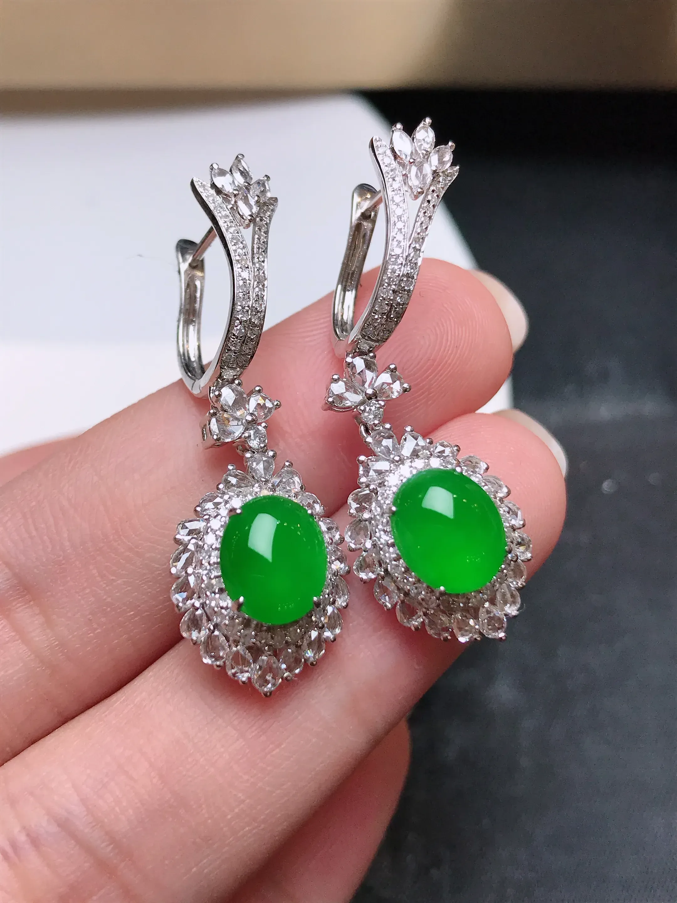 严选推荐 耳坠，老坑玻璃种翡翠满色绿蛋面耳坠，18k金钻精致镶嵌而成，品相佳，佩戴效果佳。种水上乘，冰感十足，盈润通透，起强玻璃光泽。高性价比，值得入手。裸石规格约8.4-6.9毫米