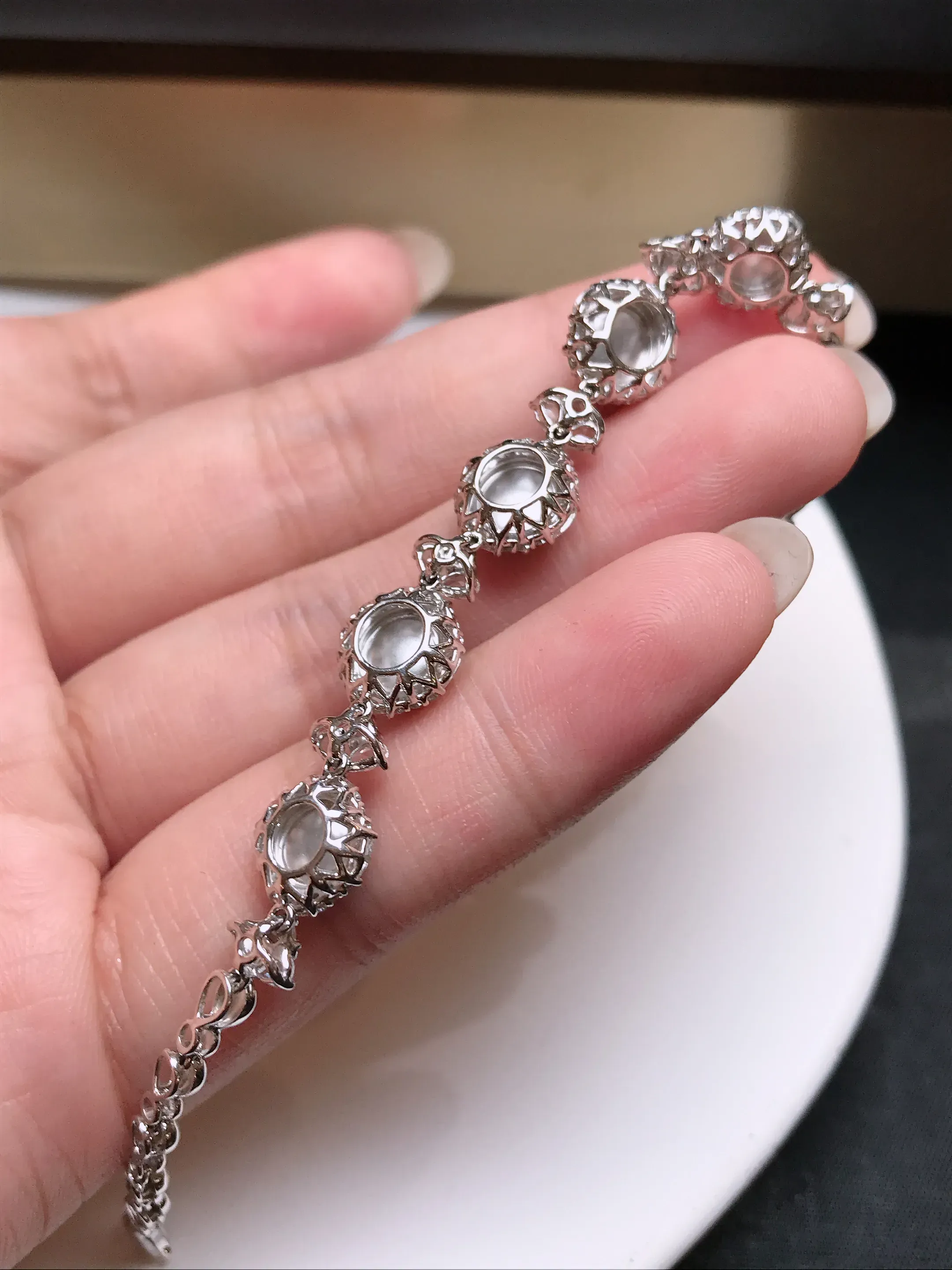 严选推荐手链，老坑冰种满色阳绿蛋面手链，18k金镶嵌而成，品相佳，佩戴效果出众，尽显气质。种水很好，盈润通透，起强玻璃光泽。色泽纯正，相当漂亮。高性价比，值得入手品鉴。裸石尺寸约7.2-7.9毫米