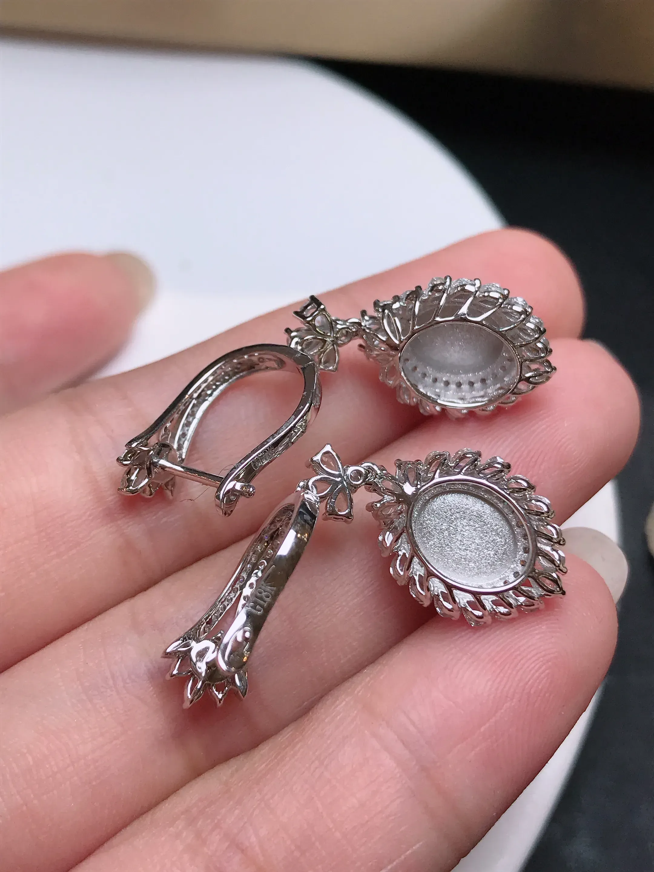 严选推荐 耳坠，老坑玻璃种翡翠满色绿蛋面耳坠，18k金钻精致镶嵌而成，品相佳，佩戴效果佳。种水上乘，冰感十足，盈润通透，起强玻璃光泽。高性价比，值得入手。裸石规格约8.4-6.9毫米