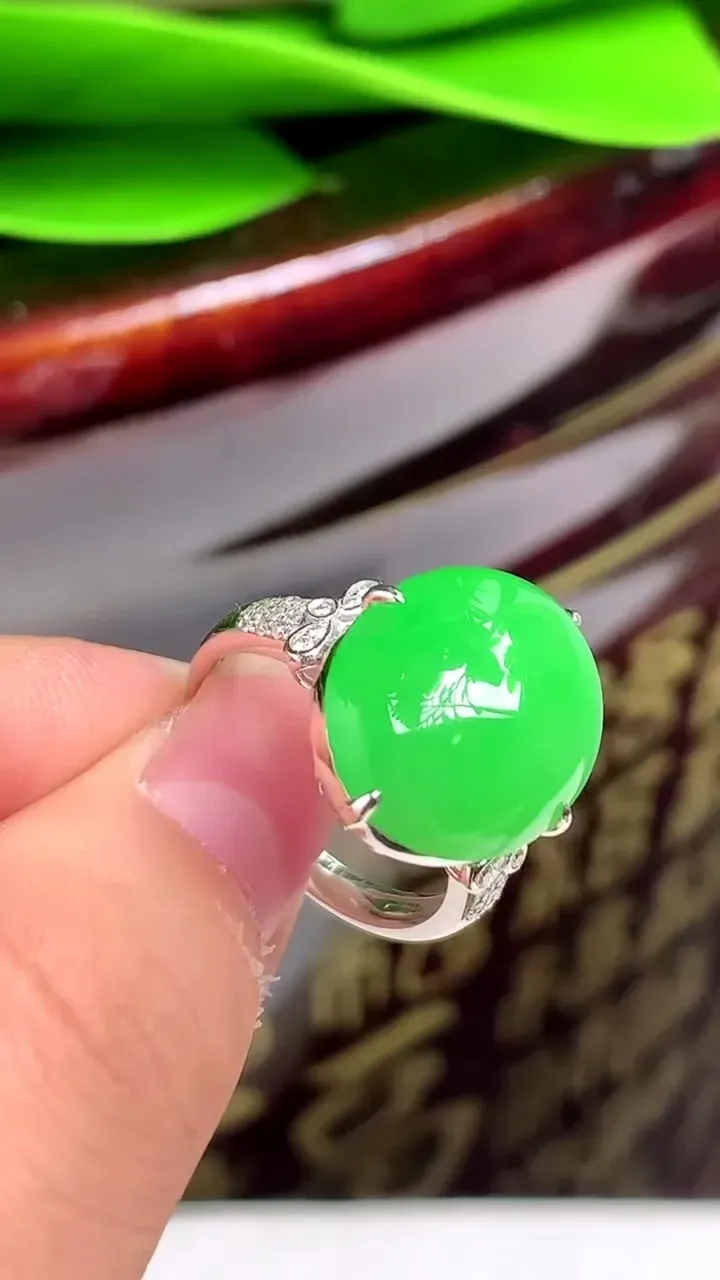 老坑全胶感18k金冰种满阳绿蛋面戒指，尺寸:17.6-16-12mm，2023年8月14日
工厂直销收藏佳品,种好水足，色泽均匀，有种有色，上手高大气！重量:6.51g