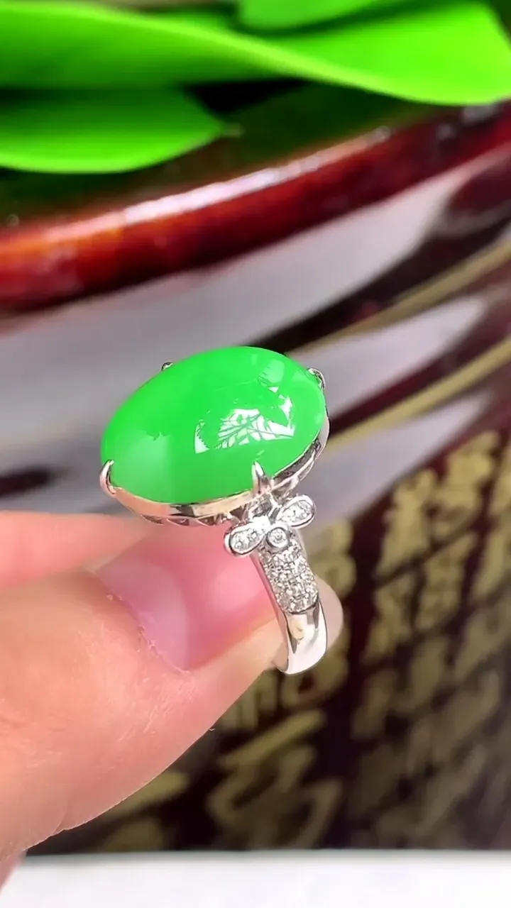 老坑全胶感18k金冰种满阳绿蛋面戒指，尺寸:17.6-16-12mm，2023年8月14日
工厂直销收藏佳品,种好水足，色泽均匀，有种有色，上手高大气！重量:6.51g