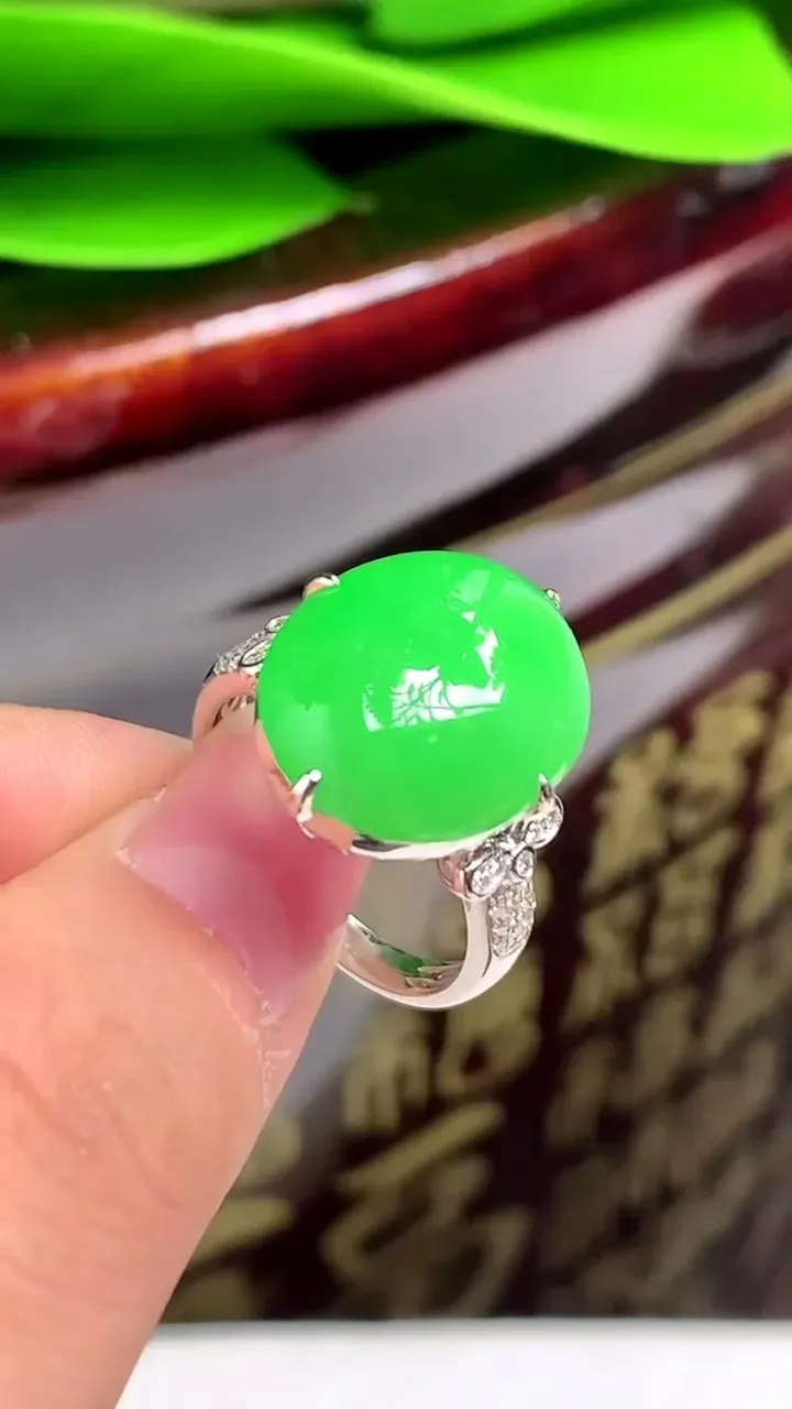 老坑全胶感18k金冰种满阳绿蛋面戒指，尺寸:17.6-16-12mm，2023年8月14日
工厂直销收藏佳品,种好水足，色泽均匀，有种有色，上手高大气！重量:6.51g