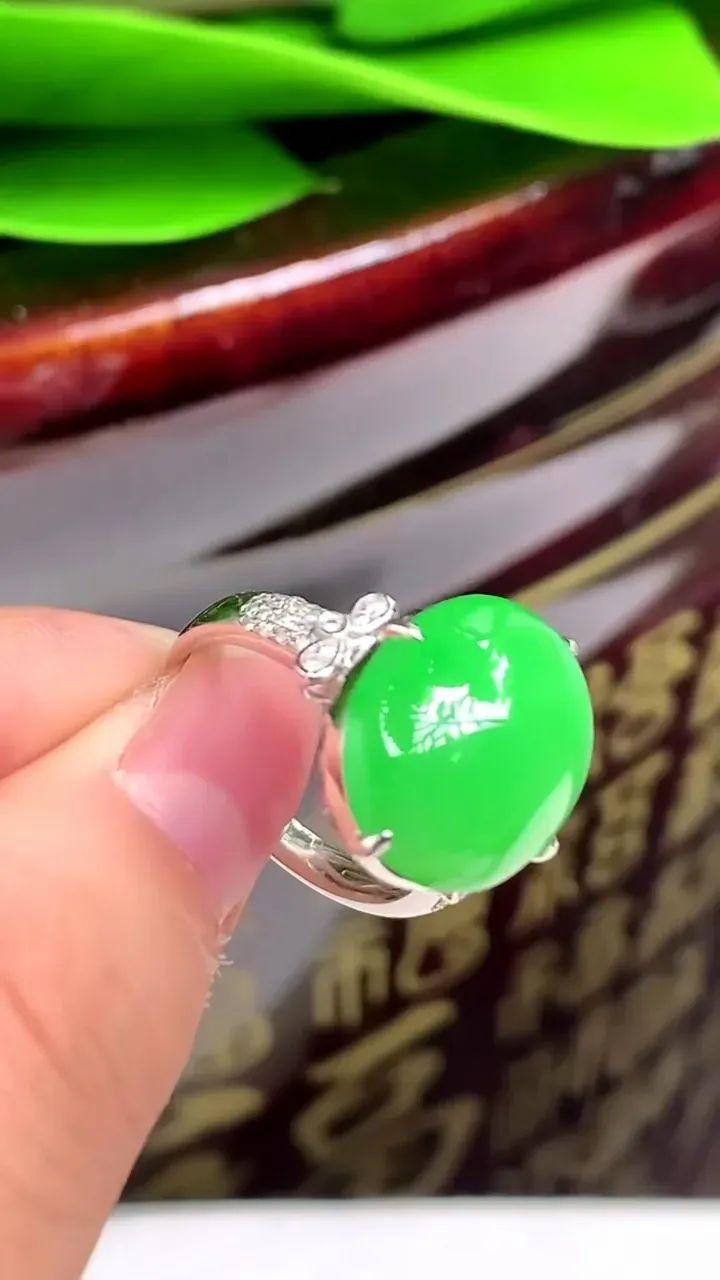 老坑全胶感18k金冰种满阳绿蛋面戒指，尺寸:17.6-16-12mm，2023年8月14日
工厂直销收藏佳品,种好水足，色泽均匀，有种有色，上手高大气！重量:6.51g