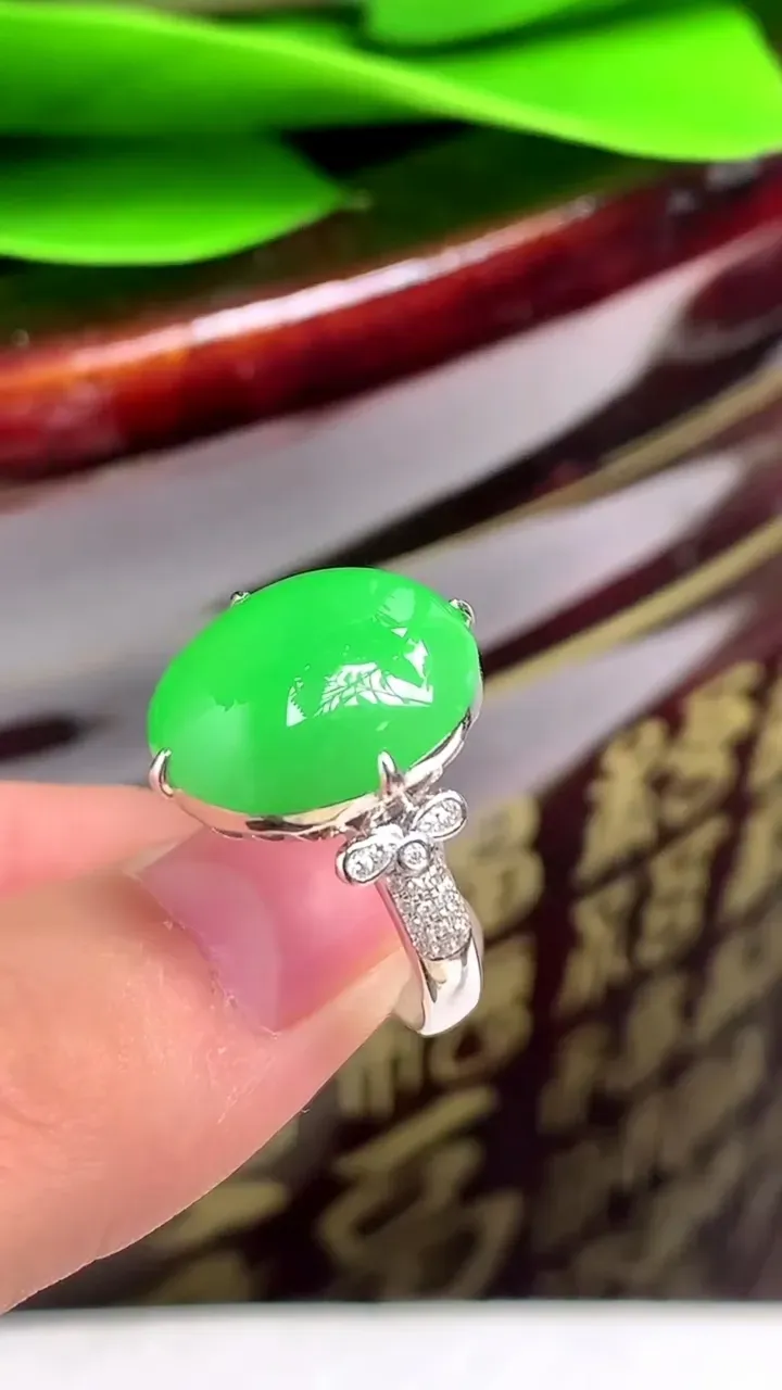 老坑全胶感18k金冰种满阳绿蛋面戒指，尺寸:17.6-16-12mm，2023年8月14日
工厂直销收藏佳品,种好水足，色泽均匀，有种有色，上手高大气！重量:6.51g