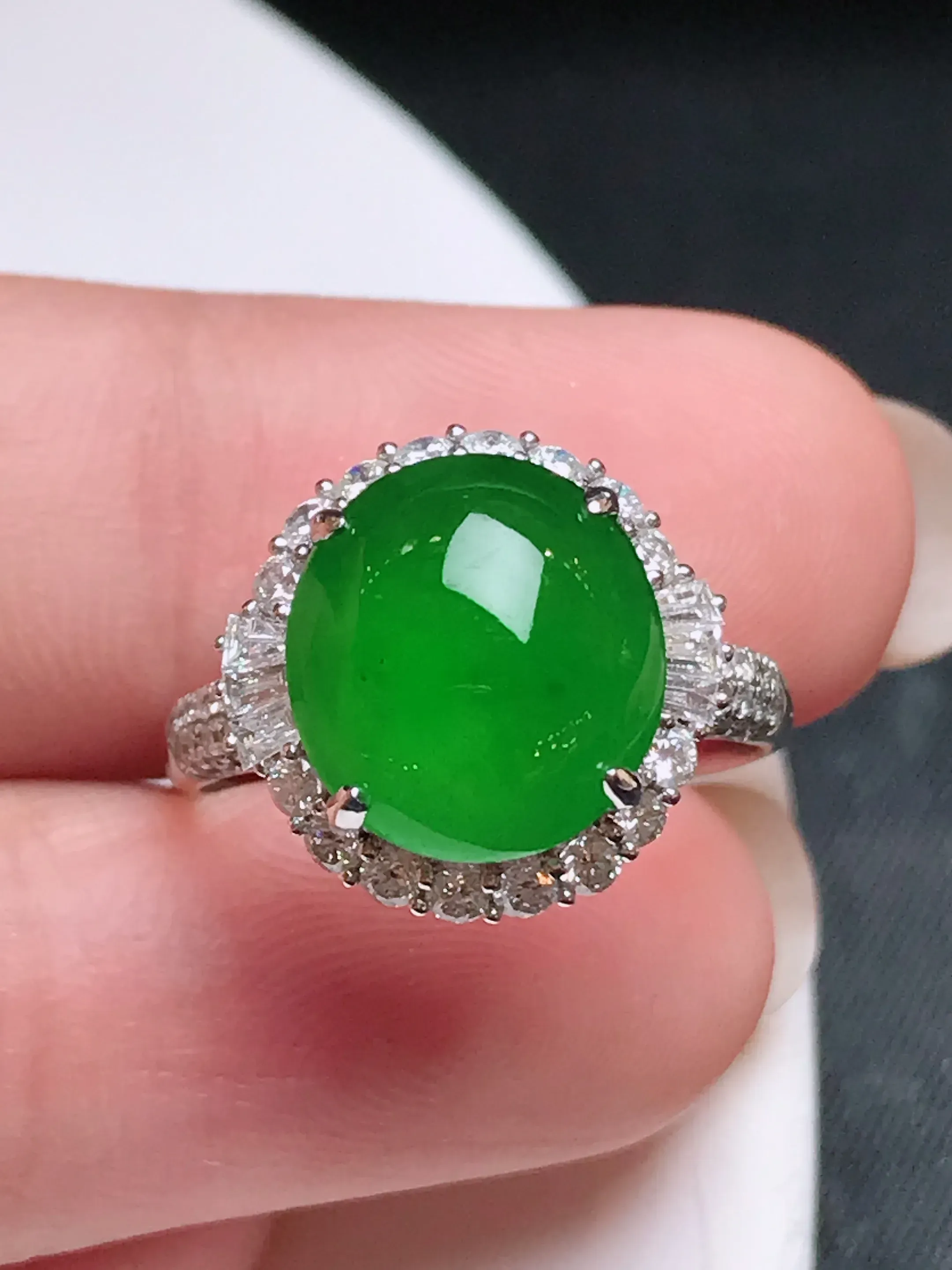 严选推荐戒指，老坑冰种满色绿蛋面戒指，18k金钻镶嵌而成，底子细腻，品相佳，佩戴效果出众，尽显