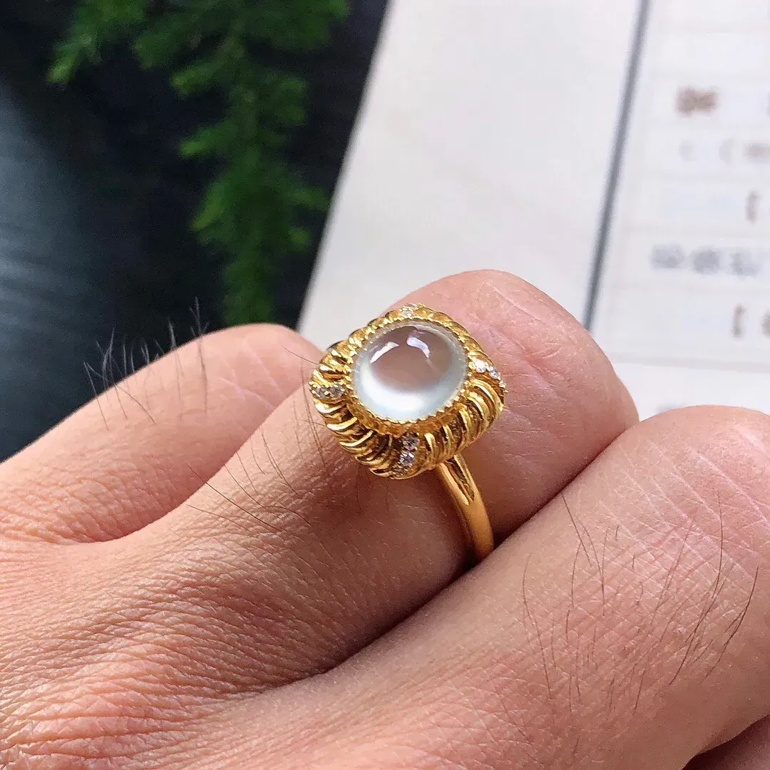 【宝贝】天然翡翠玻璃种蛋面戒指
【尺寸】裸石7.8*6.8*3.1（㎜）13号
【描述】玻璃种，玉质透澈，莹润起光，18K金，无纹裂