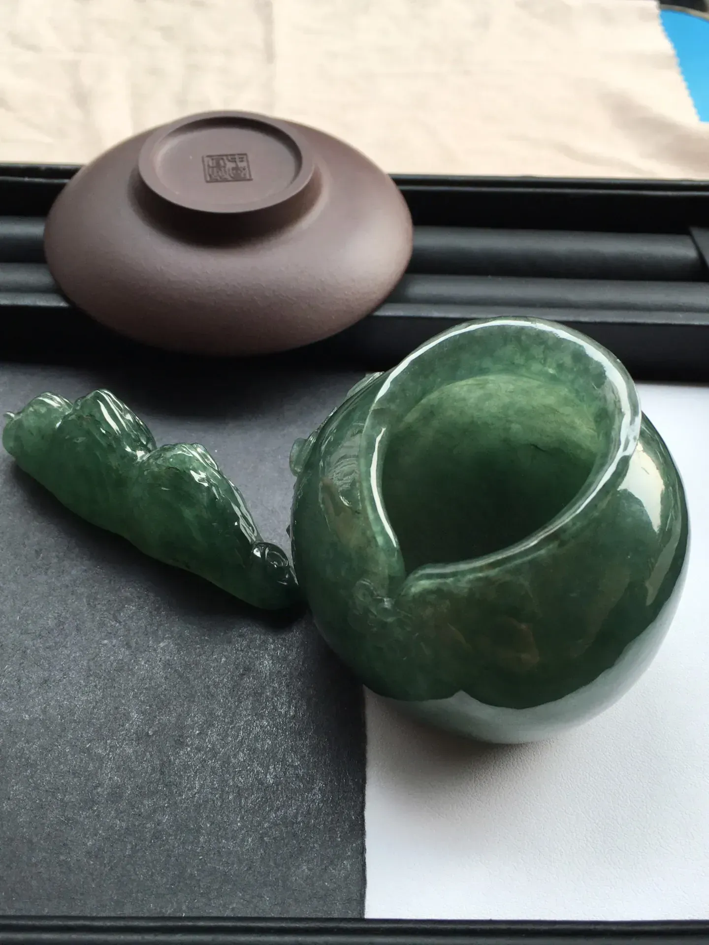 冰油绿同料文房两件套，冰润起光颜色有底蕴，花瓶66X58X57.6笔架71X29.8X16.6mm，