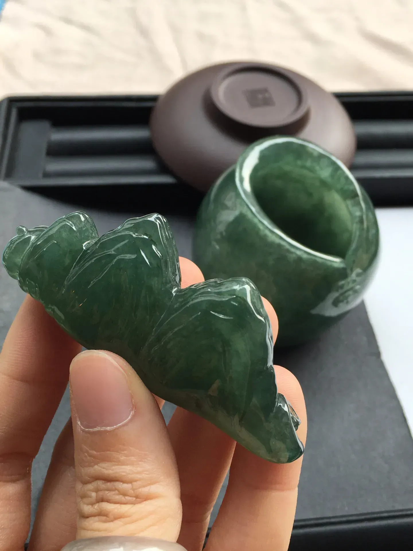冰油绿同料文房两件套，冰润起光颜色有底蕴，花瓶66X58X57.6笔架71X29.8X16.6mm，