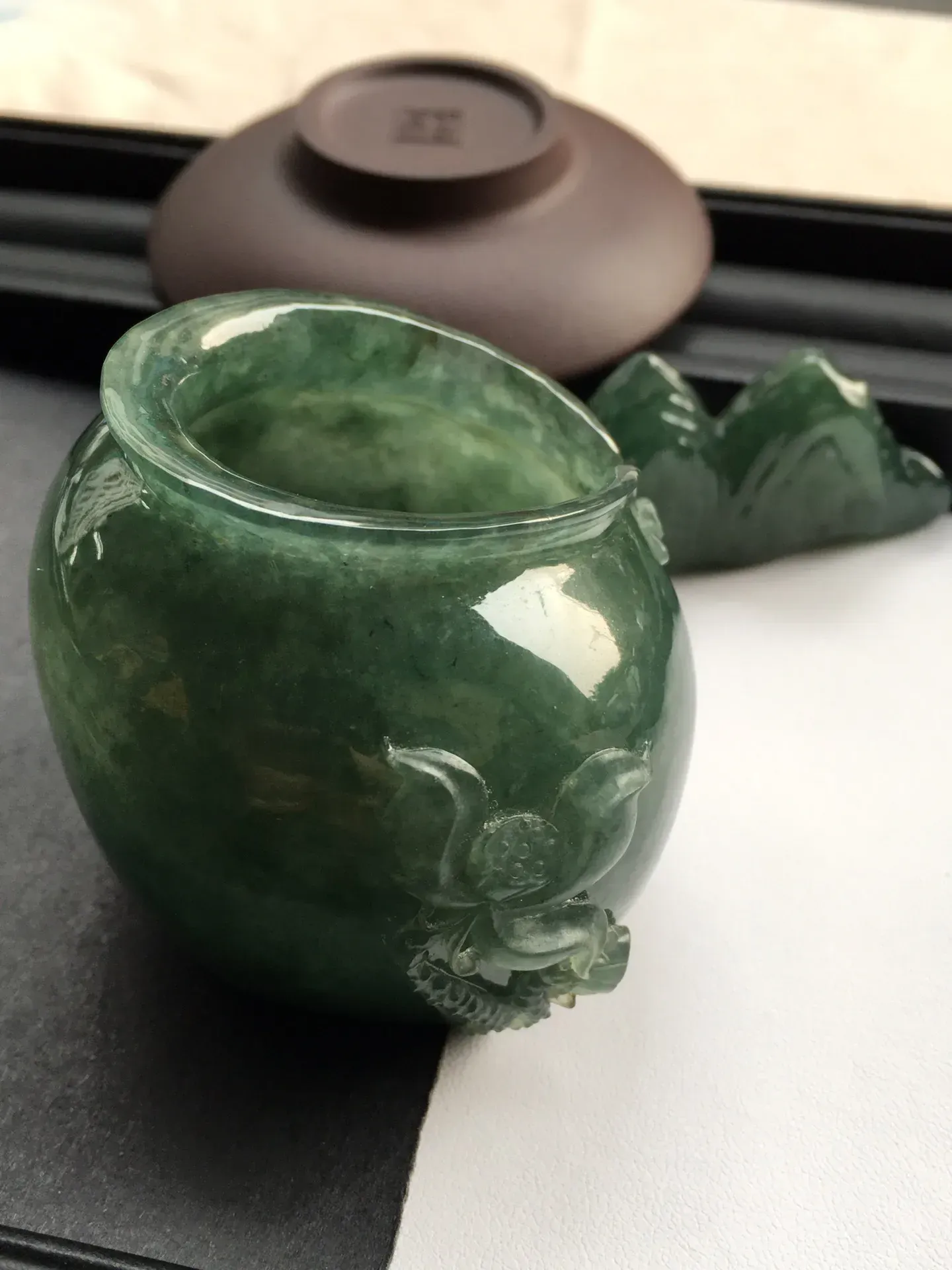 冰油绿同料文房两件套，冰润起光颜色有底蕴，花瓶66X58X57.6笔架71X29.8X16.6mm，