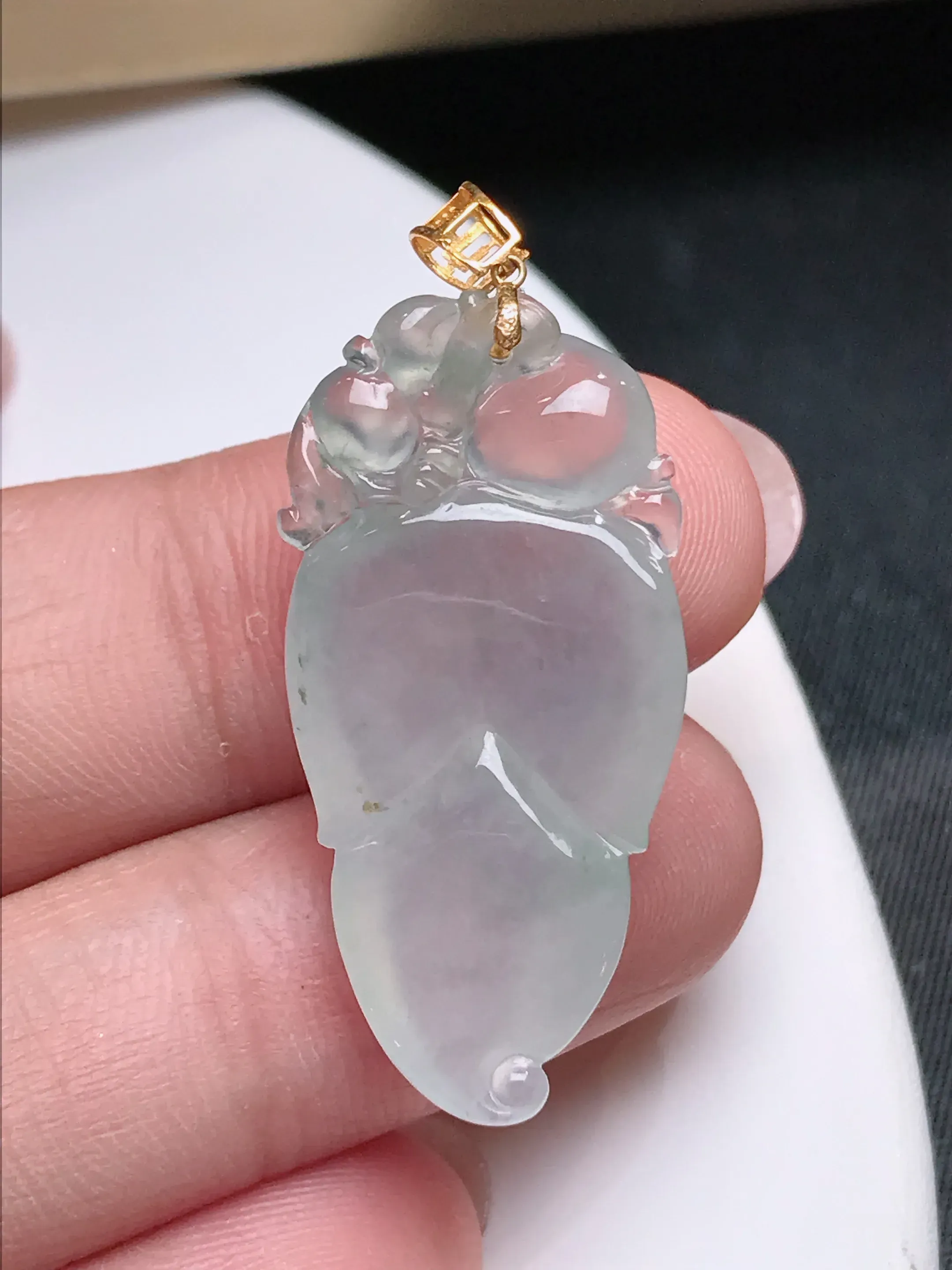严选推荐福瓜吊坠，老坑水润冰种福瓜吊坠，18k金镶嵌，饱满圆润，品相佳，佩戴效果佳，尽显气质。种水很好，晶体结构致密，起强玻璃光泽。晶莹透亮，美感十足。高性价比，值得入手。裸石直径约31.6-15.4-6.3毫米