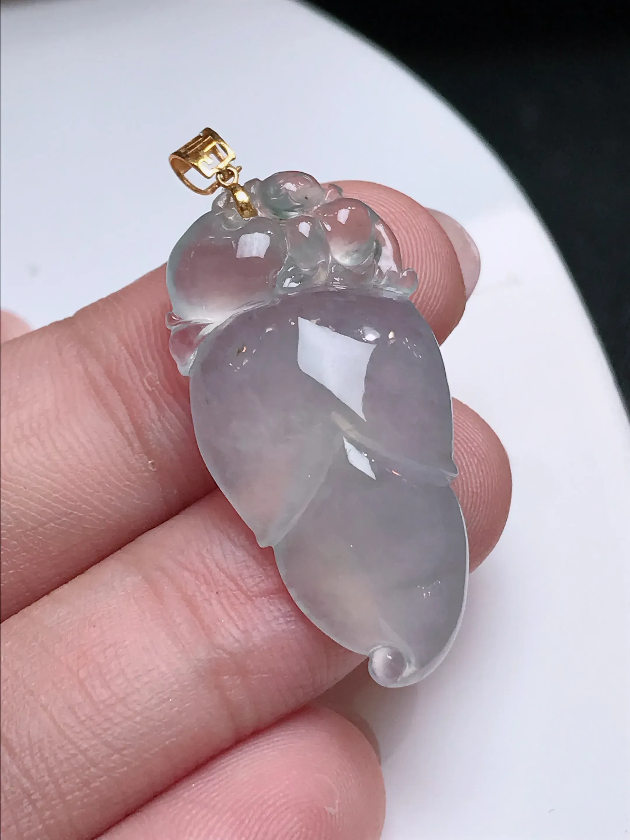 严选推荐福瓜吊坠，老坑水润冰种福瓜吊坠，18k金镶嵌，饱满圆润，品相佳，佩戴效果佳，尽显气质。种水很好，晶体结构致密，起强玻璃光泽。晶莹透亮，美感十足。高性价比，值得入手。裸石直径约31.6-15.4-6.3毫米