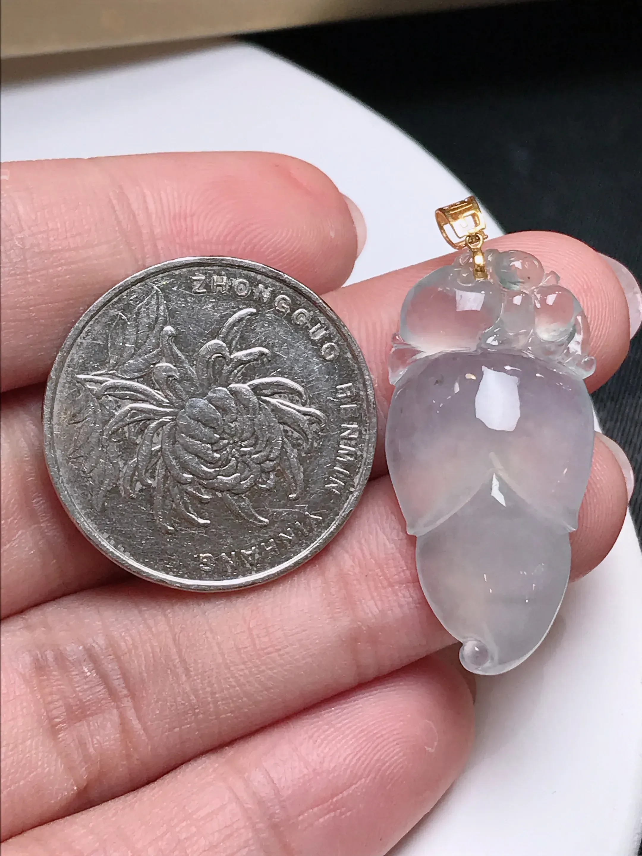 严选推荐福瓜吊坠，老坑水润冰种福瓜吊坠，18k金镶嵌，饱满圆润，品相佳，佩戴效果佳，尽显气质。种水很好，晶体结构致密，起强玻璃光泽。晶莹透亮，美感十足。高性价比，值得入手。裸石直径约31.6-15.4-6.3毫米