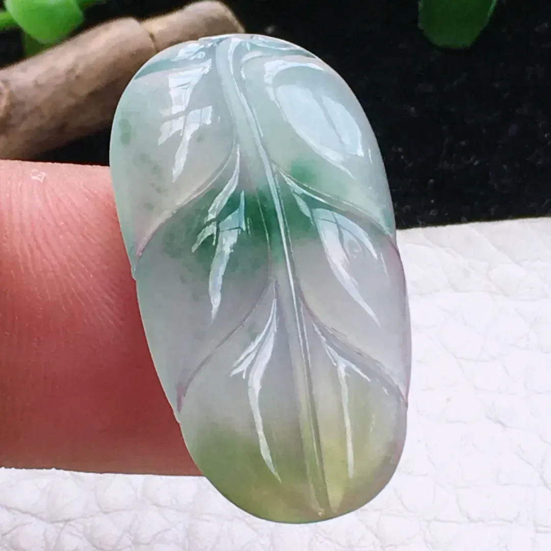 自然光实拍，镶嵌款老坑三彩金枝玉叶玉吊坠，玉质莹润，雕工精湛，色泽鲜亮 镶嵌后佩戴优雅大方！值得拥有！zyt 尺寸:31*16.9*3.3mm
