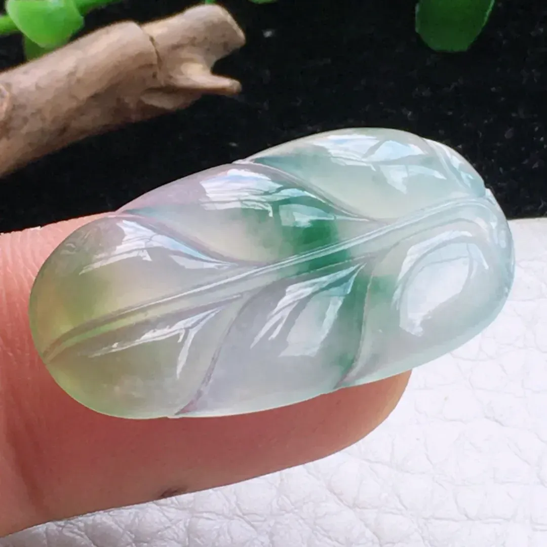 自然光实拍，镶嵌款老坑三彩金枝玉叶玉吊坠，玉质莹润，雕工精湛，色泽鲜亮 镶嵌后佩戴优雅大方！值得拥有！zyt 尺寸:31*16.9*3.3mm
