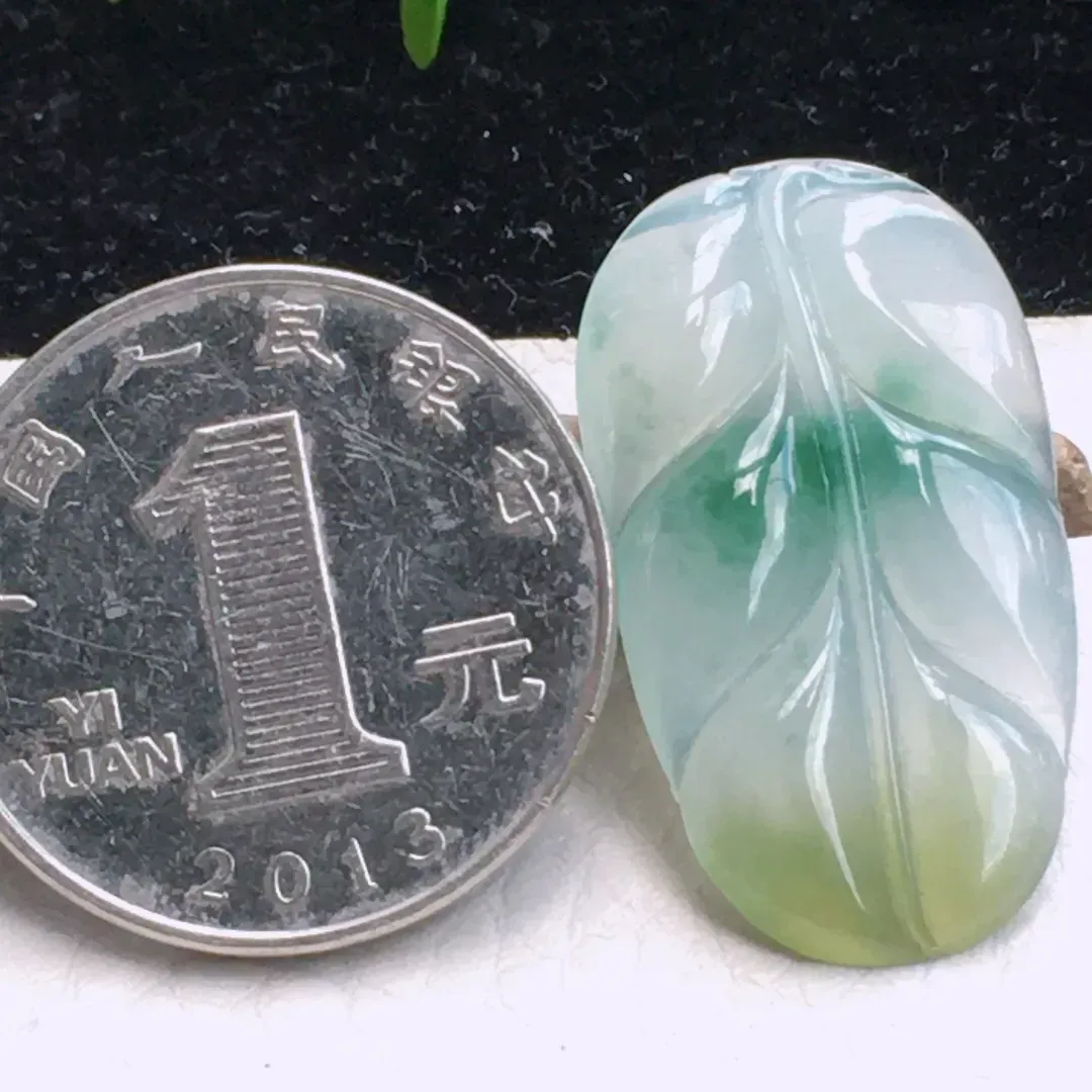自然光实拍，镶嵌款老坑三彩金枝玉叶玉吊坠，玉质莹润，雕工精湛，色泽鲜亮 镶嵌后佩戴优雅大方！值得拥有！zyt 尺寸:31*16.9*3.3mm