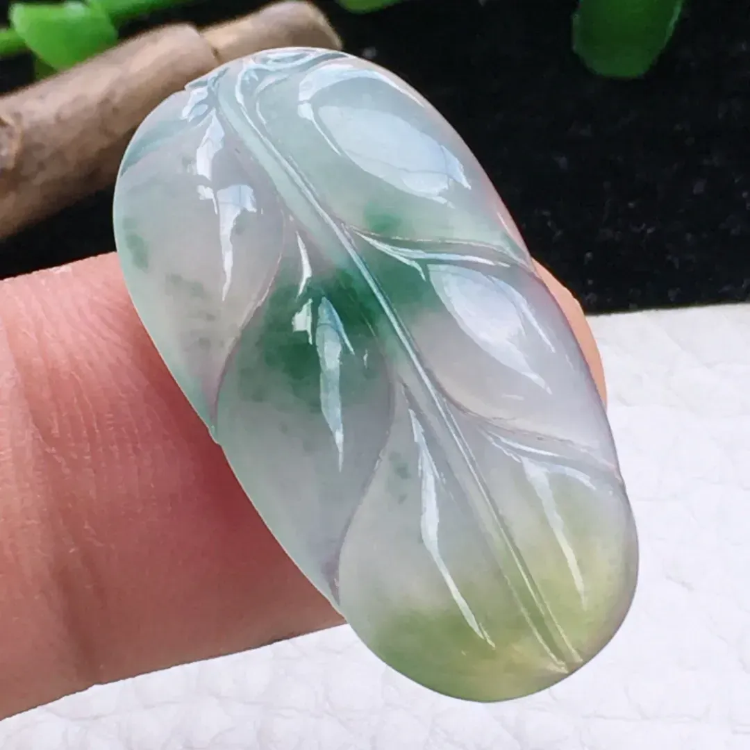 自然光实拍，镶嵌款老坑三彩金枝玉叶玉吊坠，玉质莹润，雕工精湛，色泽鲜亮 镶嵌后佩戴优雅大方！值得拥有！zyt 尺寸:31*16.9*3.3mm
