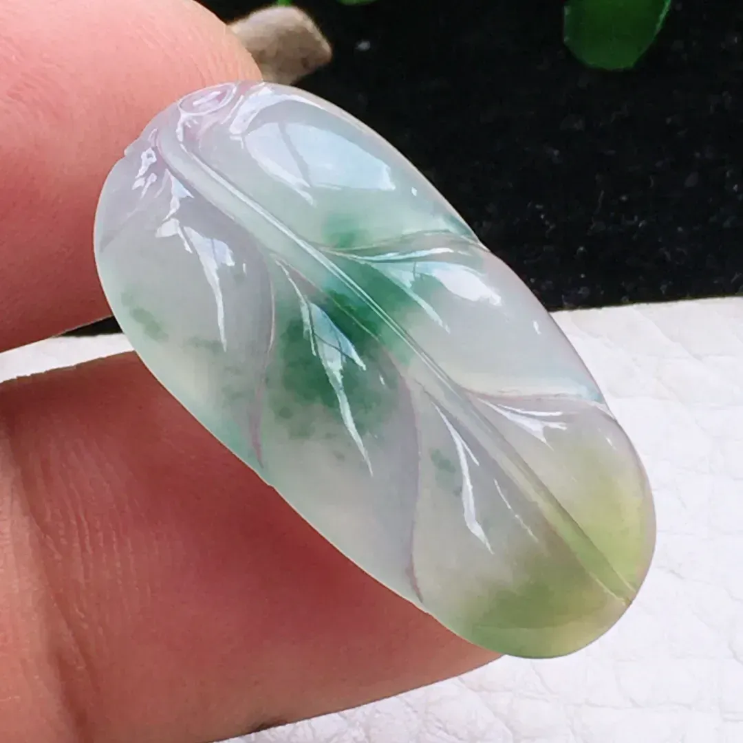 自然光实拍，镶嵌款老坑三彩金枝玉叶玉吊坠，玉质莹润，雕工精湛，色泽鲜亮 镶嵌后佩戴优雅大方！值得拥有！zyt 尺寸:31*16.9*3.3mm