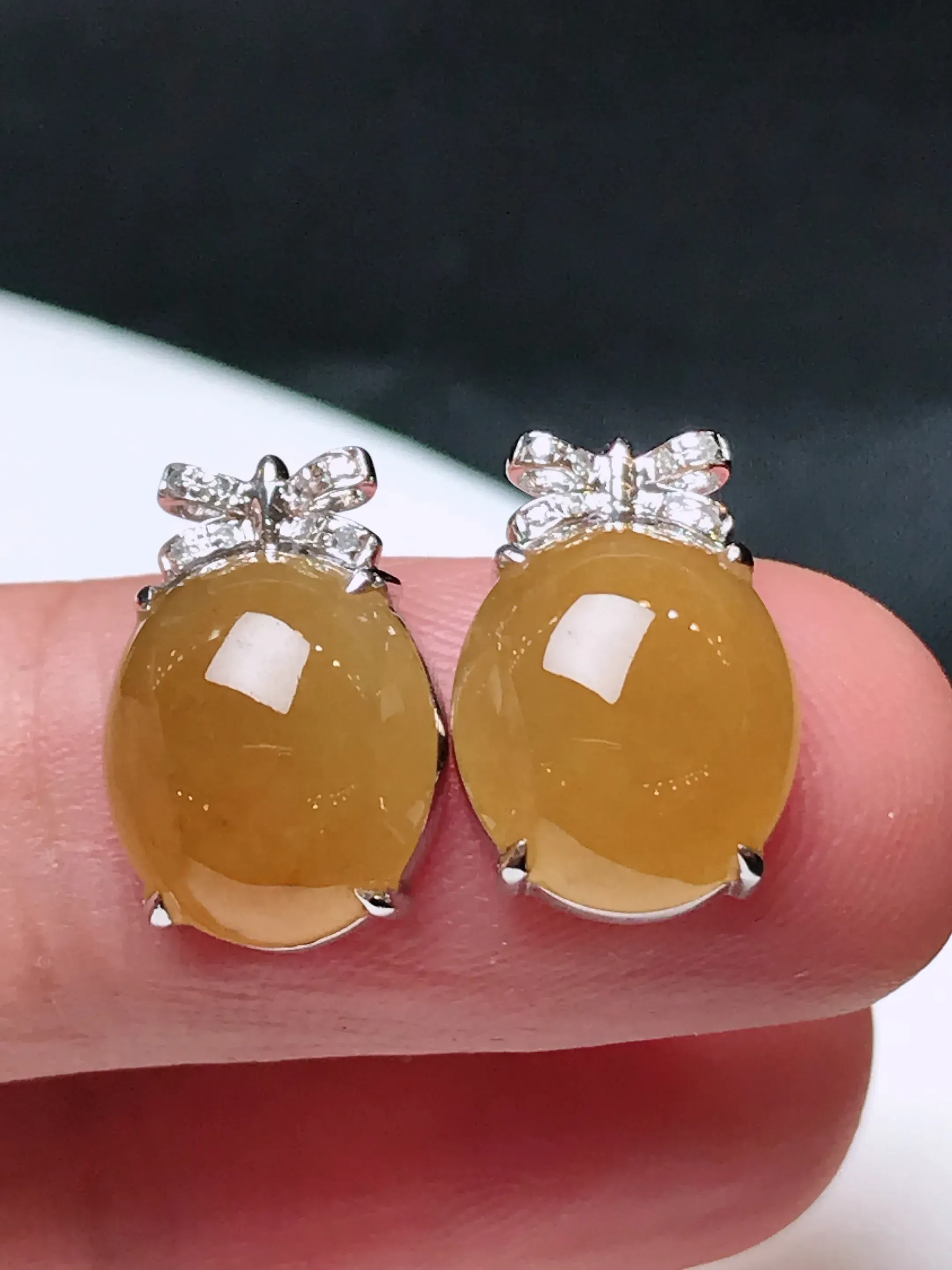 严选推荐耳饰耳钉，冰种耳钉，18k金钻镶嵌而成，品相佳，佩戴效果佳，尽显气质。种水很好，晶体结构致密，起强玻璃光泽。晶莹透亮，美感十足。高性价比，值得入手。裸石尺寸约11.3-9.7毫米