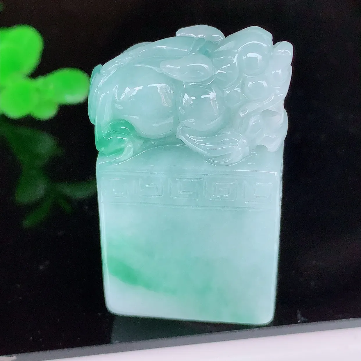 自然光实拍，冰润飘绿招财貔貅印章，翠色灵动，颜色漂亮，种老水足，品相佳#76.7