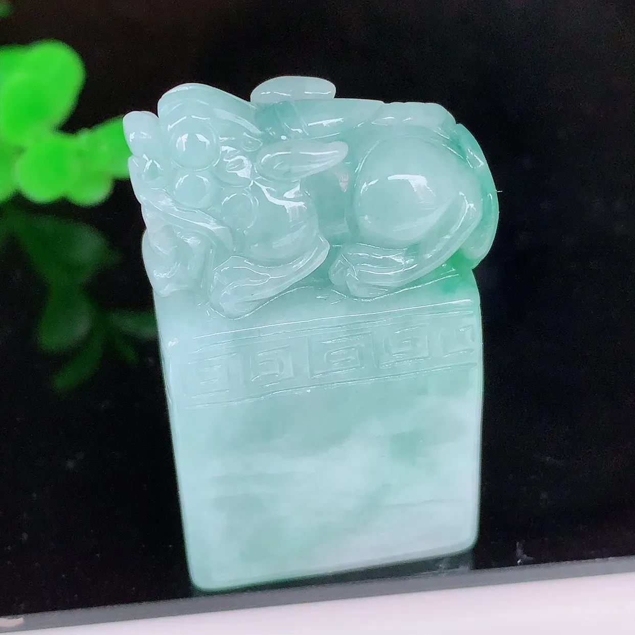 自然光实拍，冰润飘绿招财貔貅印章，翠色灵动，颜色漂亮，种老水足，品相佳#76.7