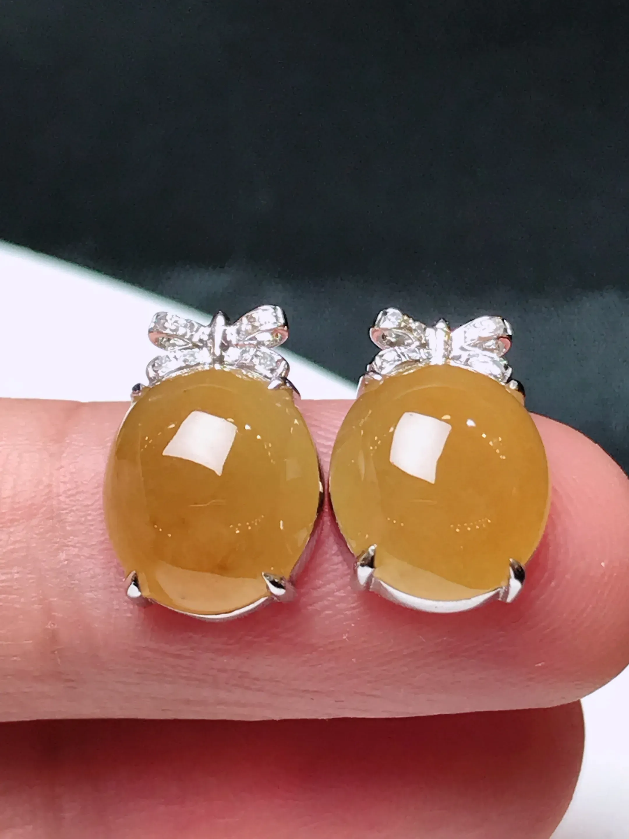 严选推荐耳饰耳钉，冰种耳钉，18k金钻镶嵌而成，品相佳，佩戴效果佳，尽显气质。种水很好，晶体结构致密，起强玻璃光泽。晶莹透亮，美感十足。高性价比，值得入手。裸石尺寸约11.3-9.7毫米