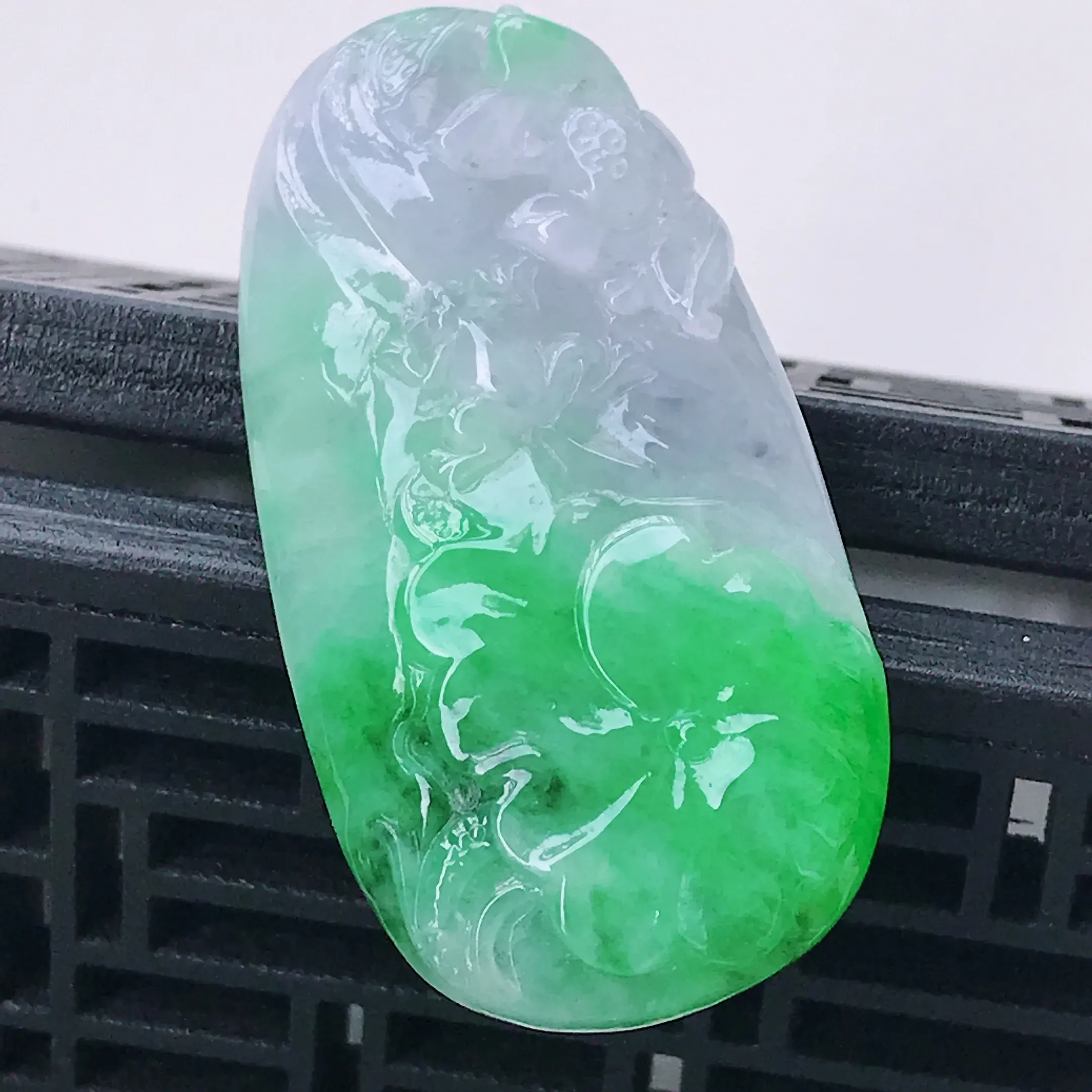 水润淡紫飘阳绿精美荷花翡翠吊坠 玉质细腻 冰清玉润 颜色漂亮  尺寸49.8/24.5/7.0